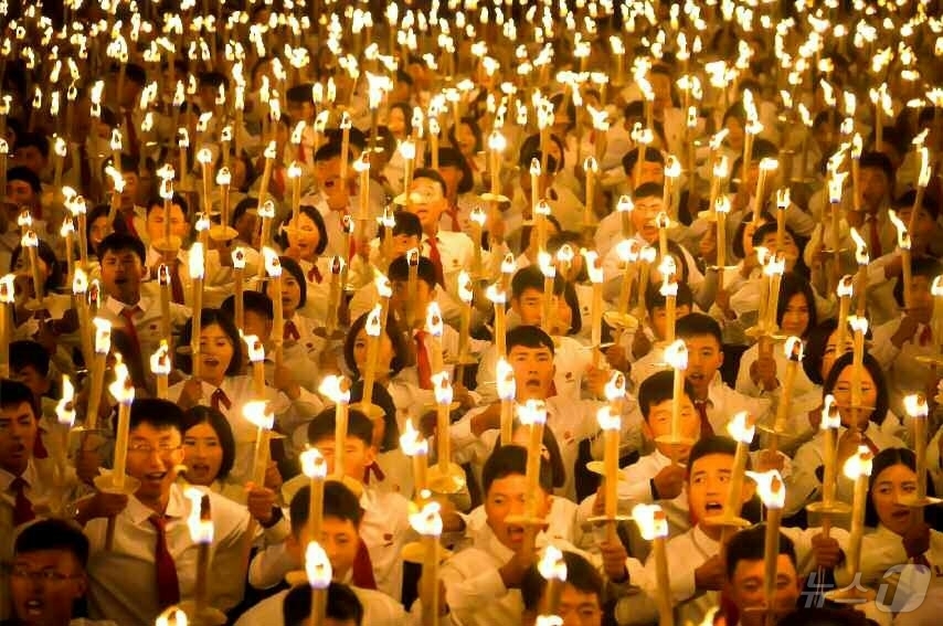 (평양 노동신문=뉴스1) = 북한 노동당 기관지 노동신문은 12일 "조선노동당 창건 80돐(주년) 경축 군중시위 및 횃불야회가 11일 김일성광장에서 진행되였다"고 보도했다. [국내 …