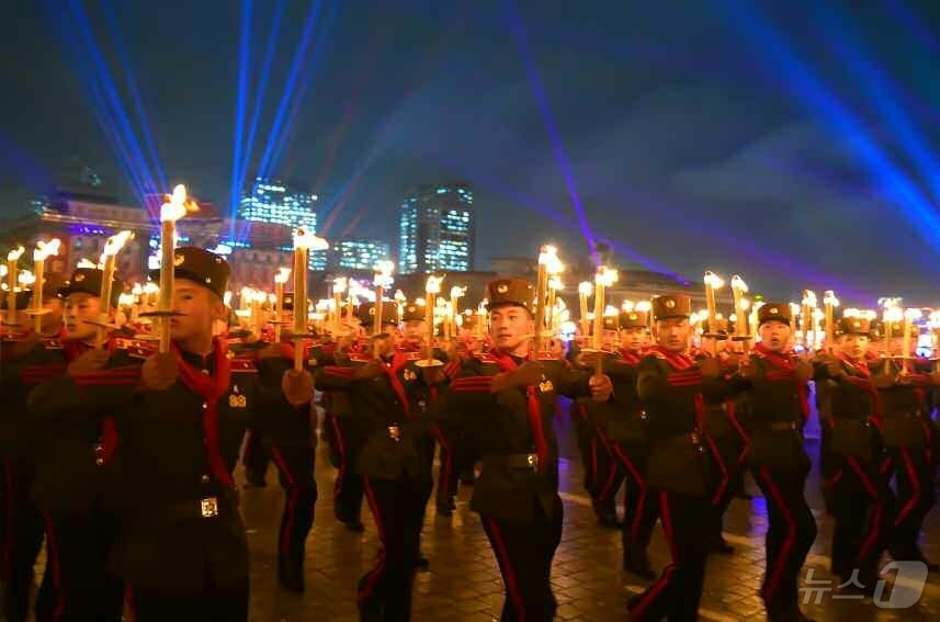 (평양 노동신문=뉴스1) = 북한 노동당 기관지 노동신문은 12일 "조선노동당 창건 80돐(주년) 경축 군중시위 및 횃불야회가 11일 김일성광장에서 진행되였다"고 보도했다. [국내 …