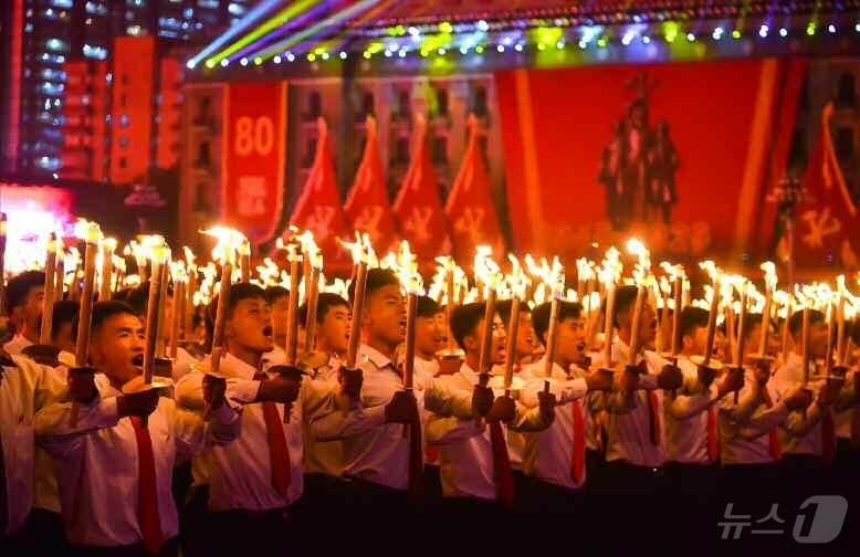 (평양 노동신문=뉴스1) = 북한 노동당 기관지 노동신문은 12일 "조선노동당 창건 80돐(주년) 경축 군중시위 및 횃불야회가 11일 김일성광장에서 진행되였다"고 보도했다. [국내 …