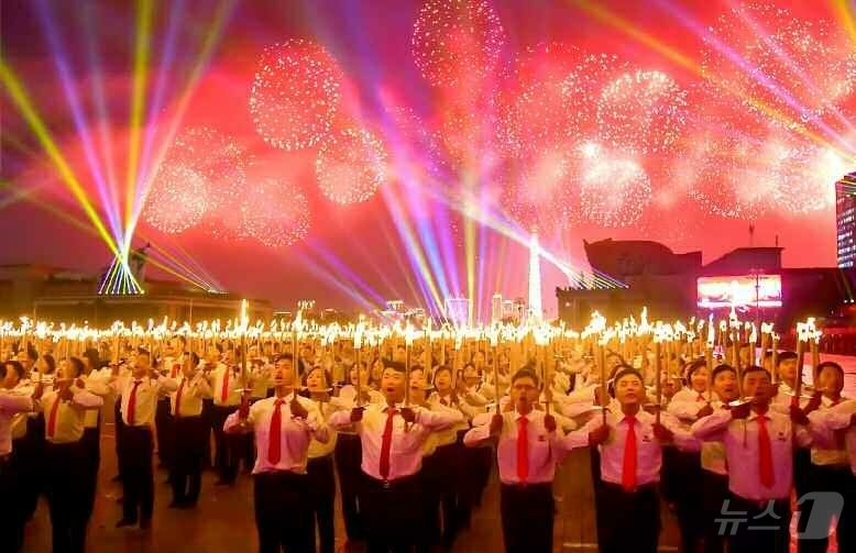 (평양 노동신문=뉴스1) = 북한 노동당 기관지 노동신문은 12일 "조선노동당 창건 80돐(주년) 경축 군중시위 및 횃불야회가 11일 김일성광장에서 진행되였다"고 보도했다. [국내 …