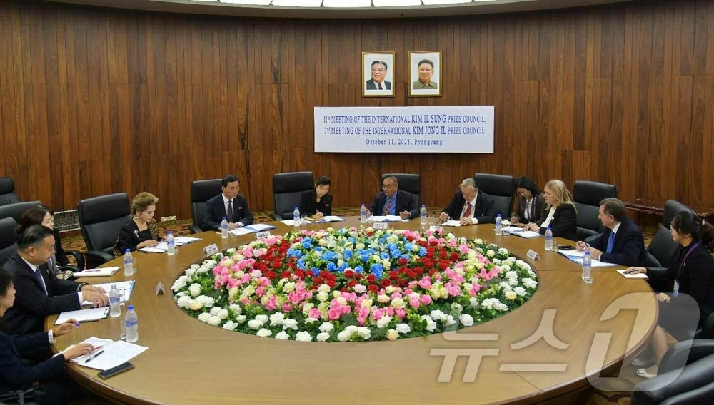 (평양 노동신문=뉴스1) = 북한 노동당 기관지 노동신문은 12일 "국제김일성상이사회 제11차회의, 국제김정일상이사회 제2차회의가 11일 평양에서 진행되였다"고 보도했다. [국내에 …