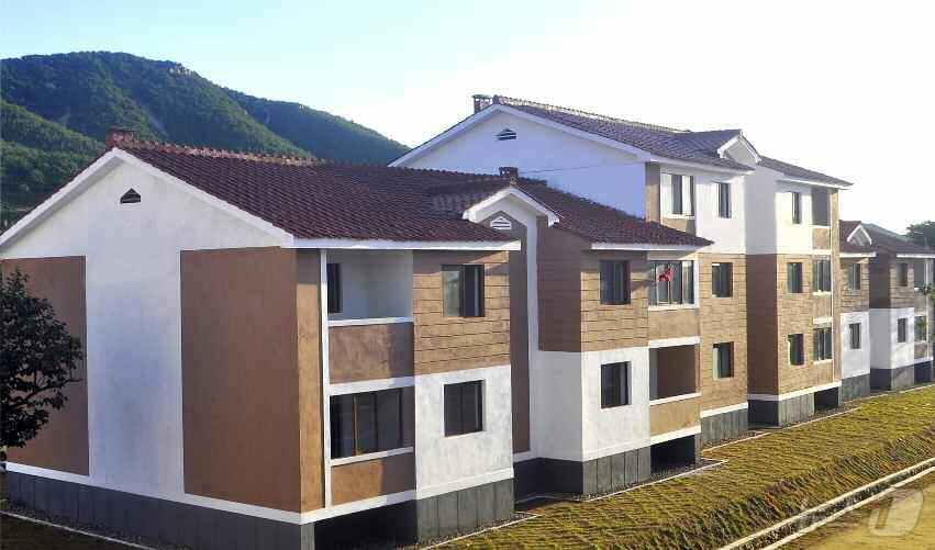 (평양 노동신문=뉴스1) = 북한 노동당 기관지 노동신문은 12일 "복받은 인민의 모습이 사회주의영상으로 더욱 뜨겁게 새겨지는 새집들이 경사가 서해곡창 황해남도의 옹진군 수대리에도 …