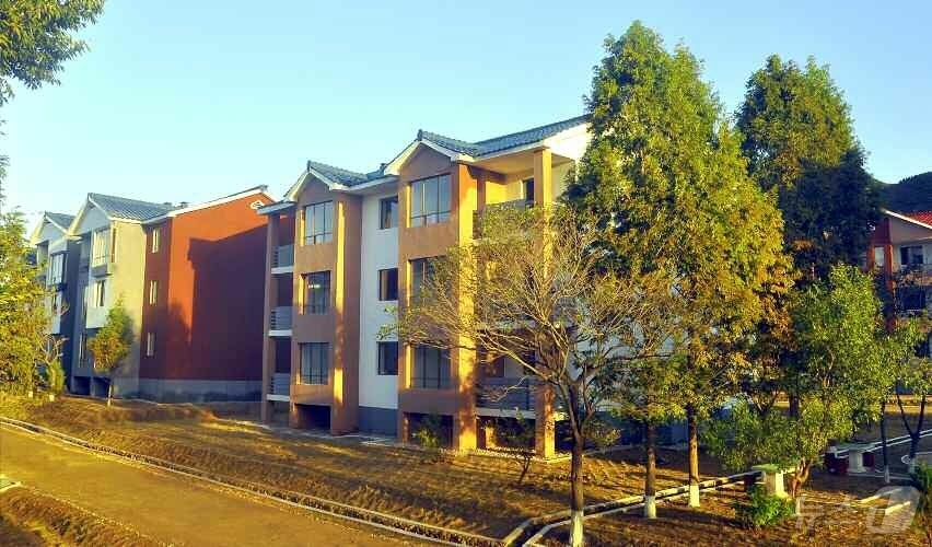 (평양 노동신문=뉴스1) = 북한 노동당 기관지 노동신문은 12일 "복받은 인민의 모습이 사회주의영상으로 더욱 뜨겁게 새겨지는 새집들이 경사가 서해곡창 황해남도의 옹진군 수대리에도 …