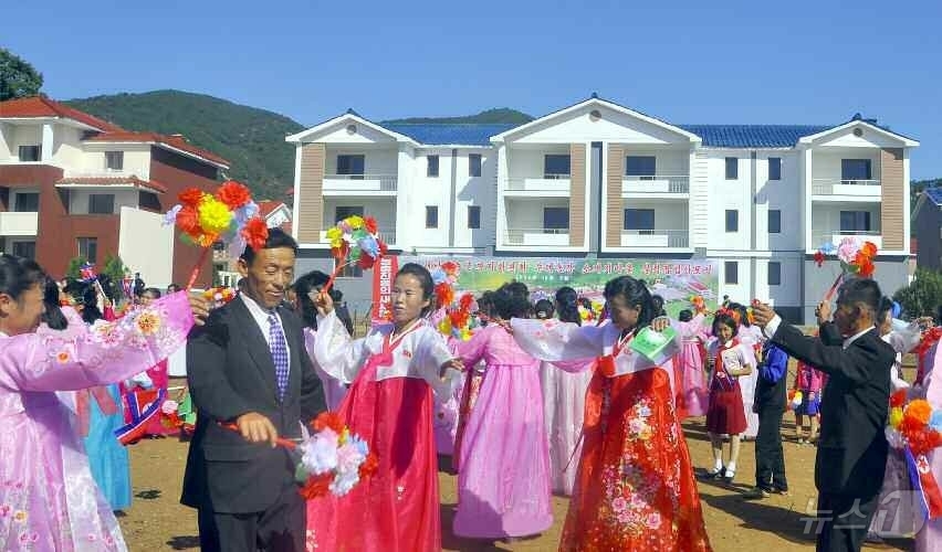 (평양 노동신문=뉴스1) = 북한 노동당 기관지 노동신문은 12일 "복받은 인민의 모습이 사회주의영상으로 더욱 뜨겁게 새겨지는 새집들이 경사가 서해곡창 황해남도의 옹진군 수대리에도 …