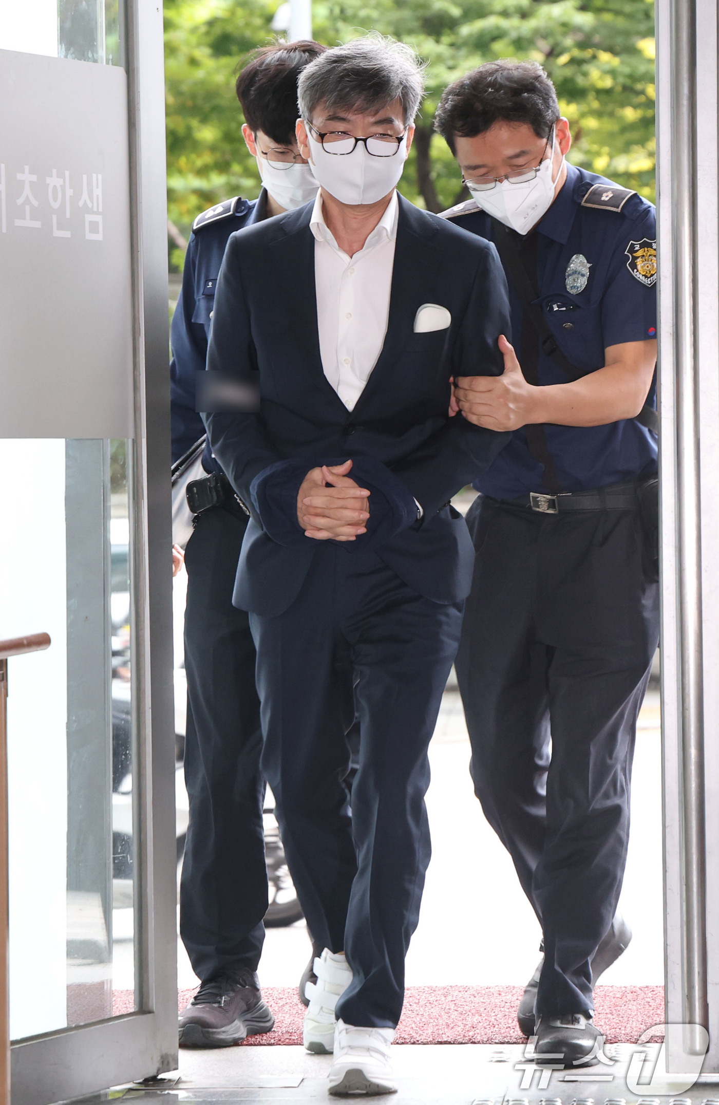 (서울=뉴스1) 이광호 기자 = 이종호 전 블랙펄인베스트 대표가 12일 오전 참고인 신분으로 조사를 받기 위해 서울 서초구 이명현 순직해병 특별검사팀 사무실에 출석하고 있다. 20 …