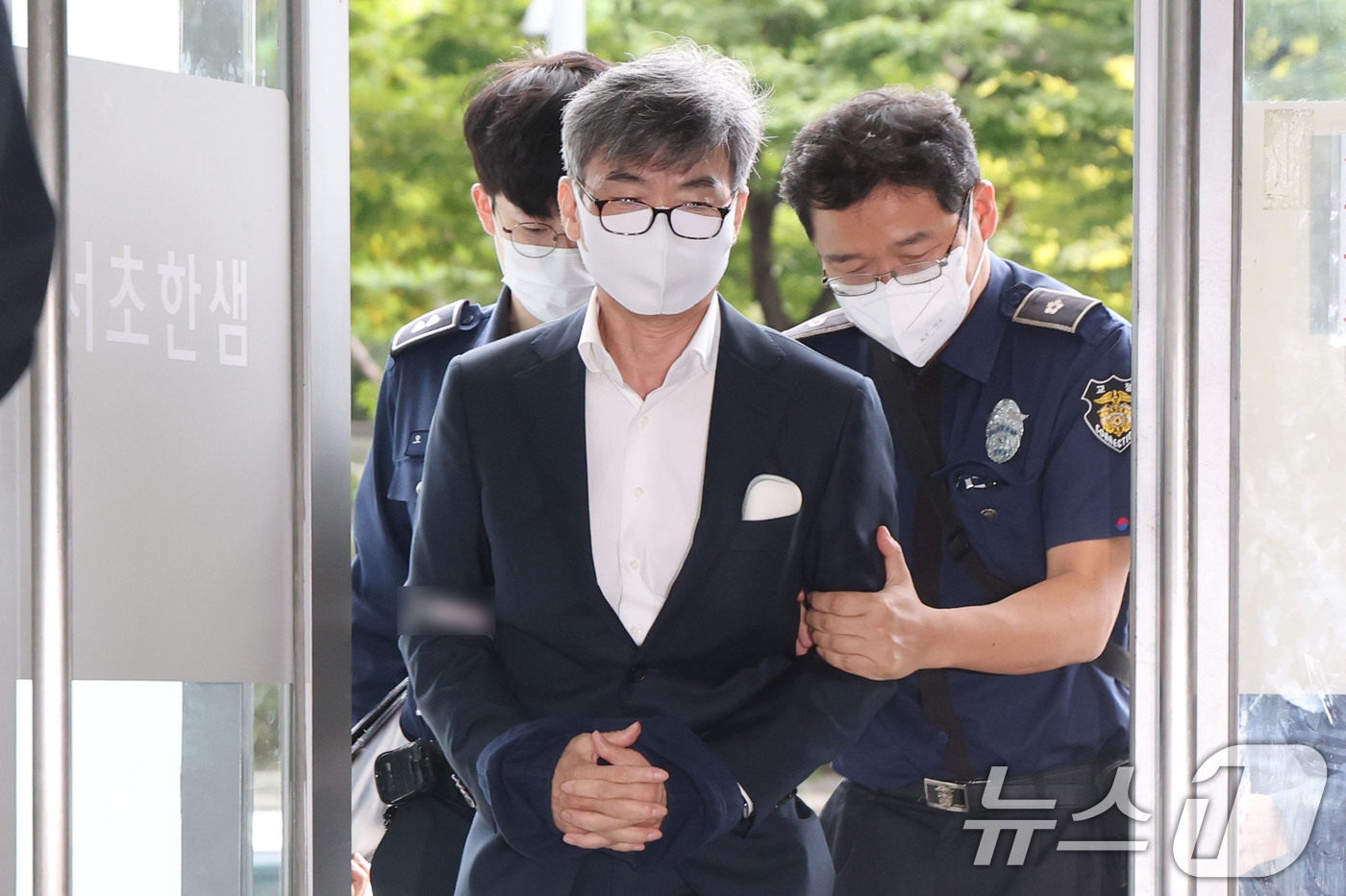 (서울=뉴스1) 이광호 기자 = 이종호 전 블랙펄인베스트 대표가 12일 오전 참고인 신분으로 조사를 받기 위해 서울 서초구 이명현 순직해병 특별검사팀 사무실에 출석하고 있다. 20 …