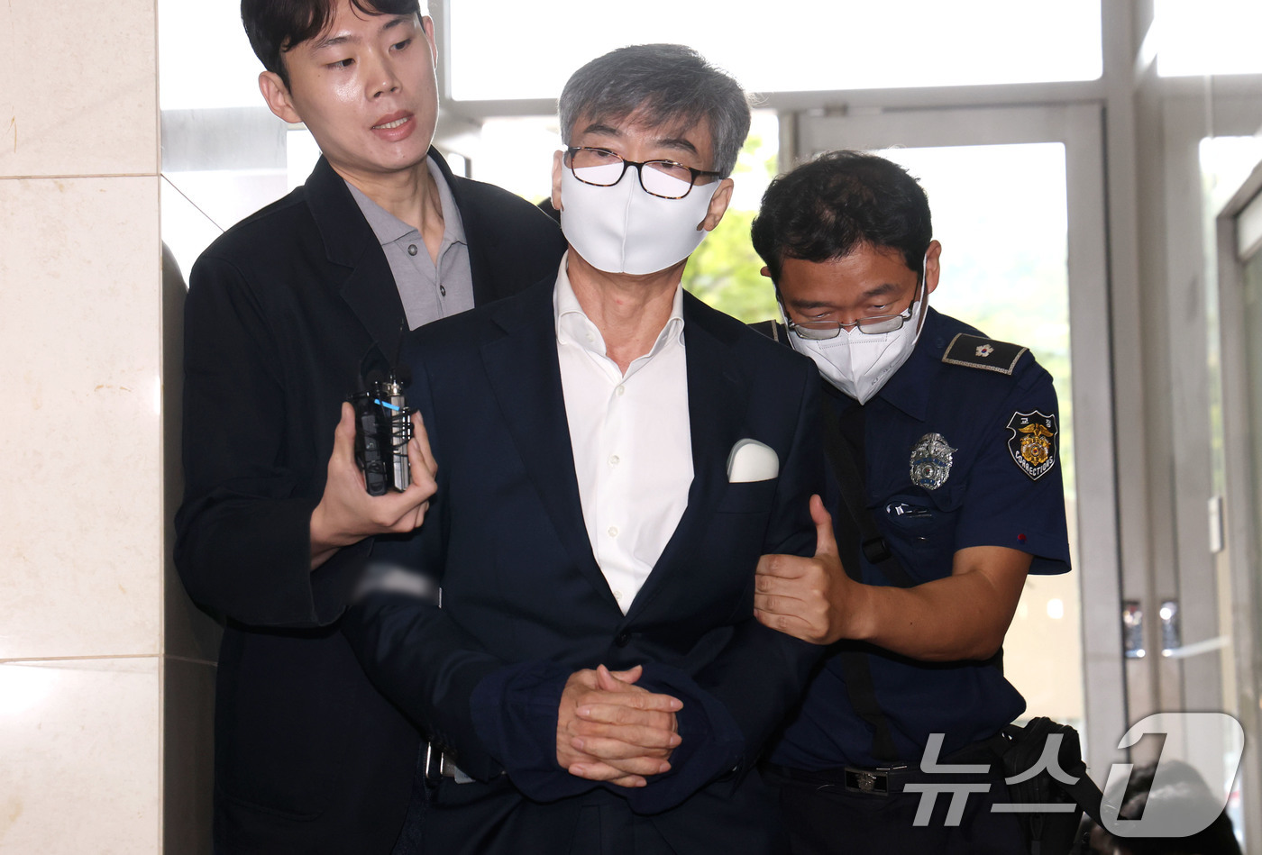 (서울=뉴스1) 이광호 기자 = 이종호 전 블랙펄인베스트 대표가 12일 오전 참고인 신분으로 조사를 받기 위해 서울 서초구 이명현 순직해병 특별검사팀 사무실에 출석하고 있다. 20 …