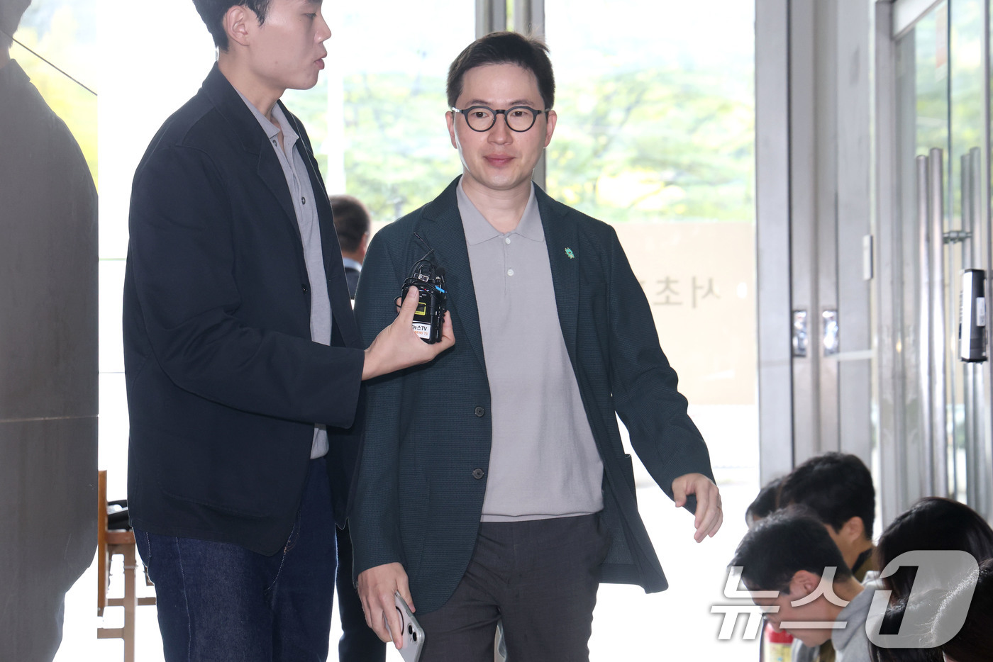 (서울=뉴스1) 이광호 기자 = 이원모 전 대통령실 인사비서관이 12일 오전 서울 서초구 이명현 순직해병 특별검사팀 사무실에 피의자 신분으로 출석하고 있다. 2025.10.12/뉴 …