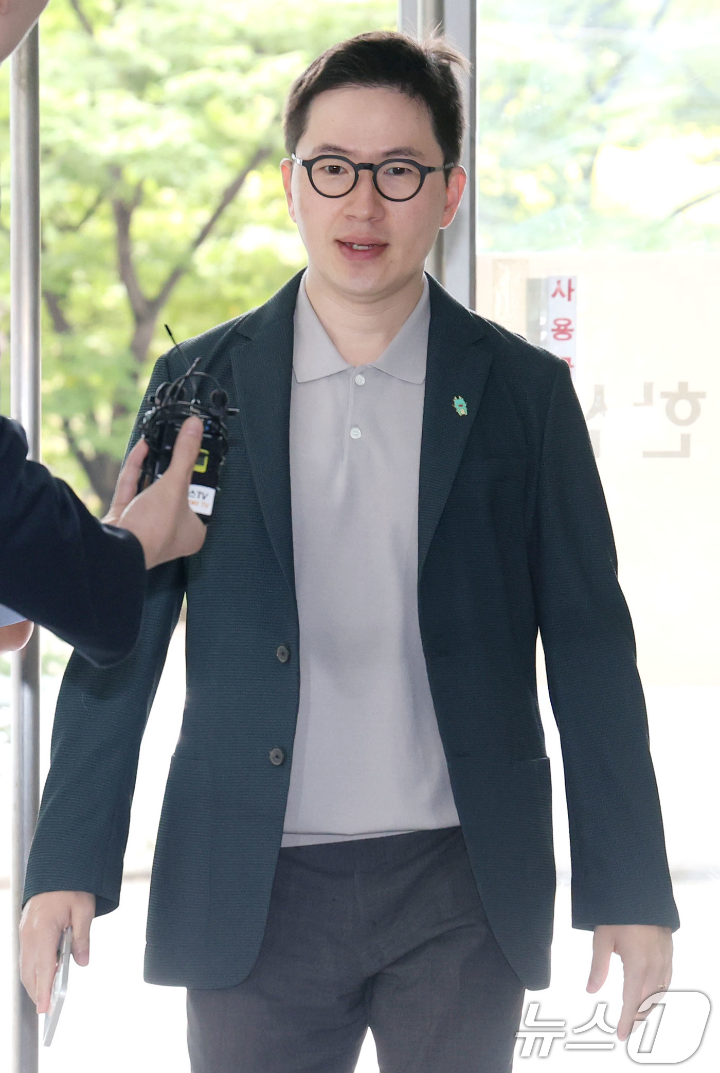 (서울=뉴스1) 이광호 기자 = 이원모 전 대통령실 인사비서관이 12일 오전 서울 서초구 이명현 순직해병 특별검사팀 사무실에 피의자 신분으로 출석하고 있다. 2025.10.12/뉴 …