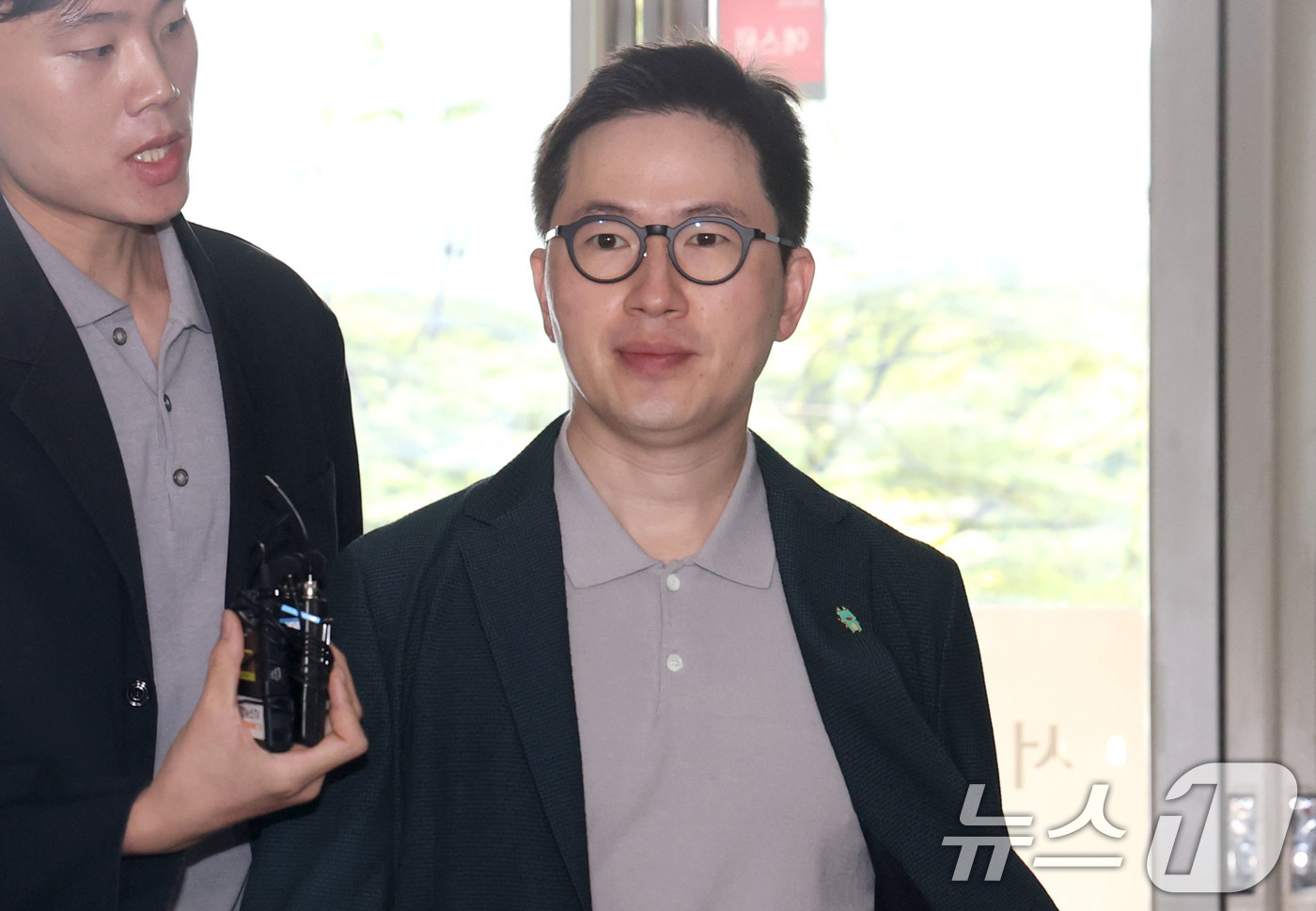 (서울=뉴스1) 이광호 기자 = 이원모 전 대통령실 인사비서관이 12일 오전 서울 서초구 이명현 순직해병 특별검사팀 사무실에 피의자 신분으로 출석하고 있다. 2025.10.12/뉴 …