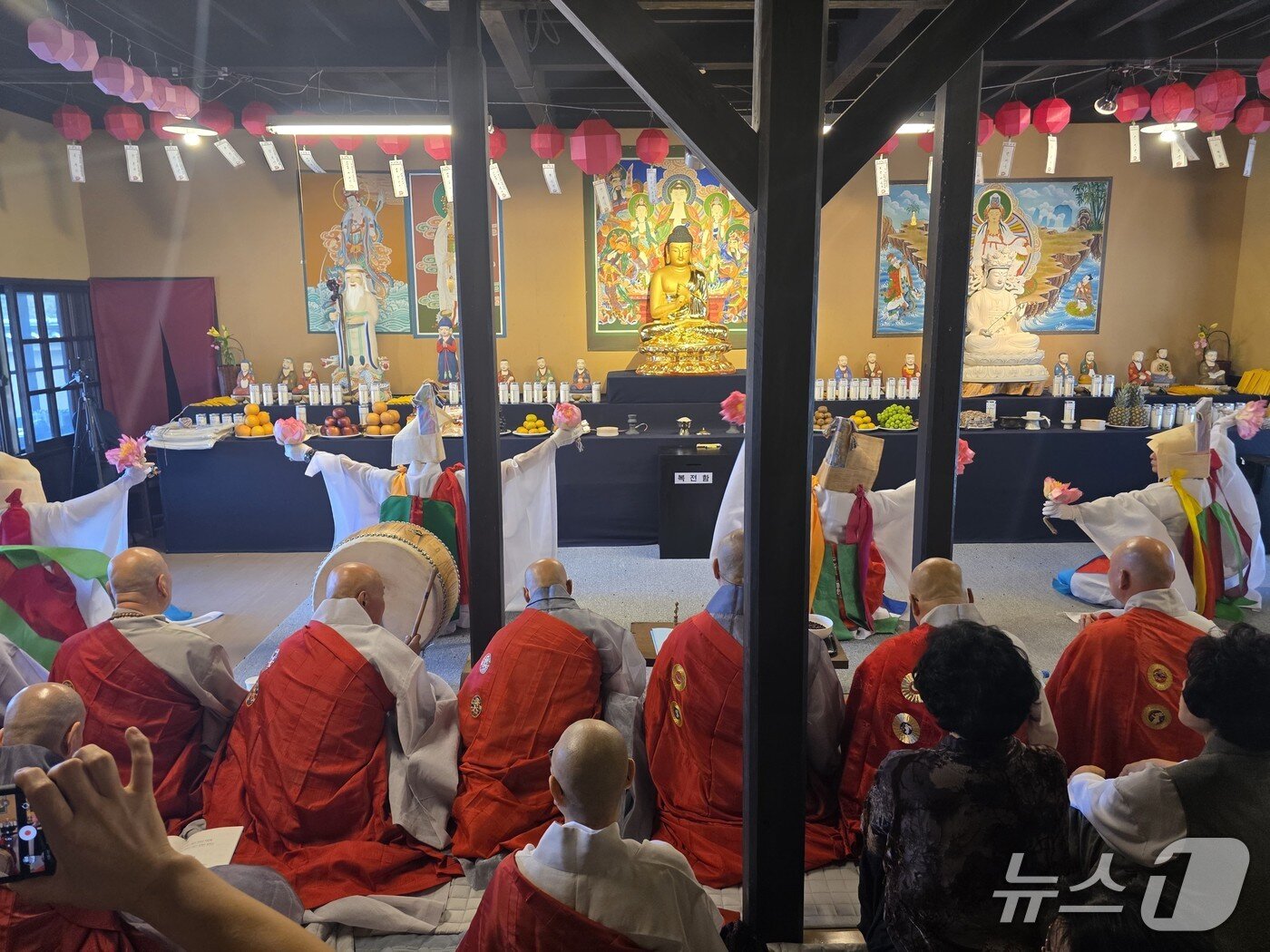 본문 이미지 - 비로자나부처님 개금불사 회향법회에 앞서 식전 행사를 하고 있다.(황룡사 제공. 재판매 및 DB금지)