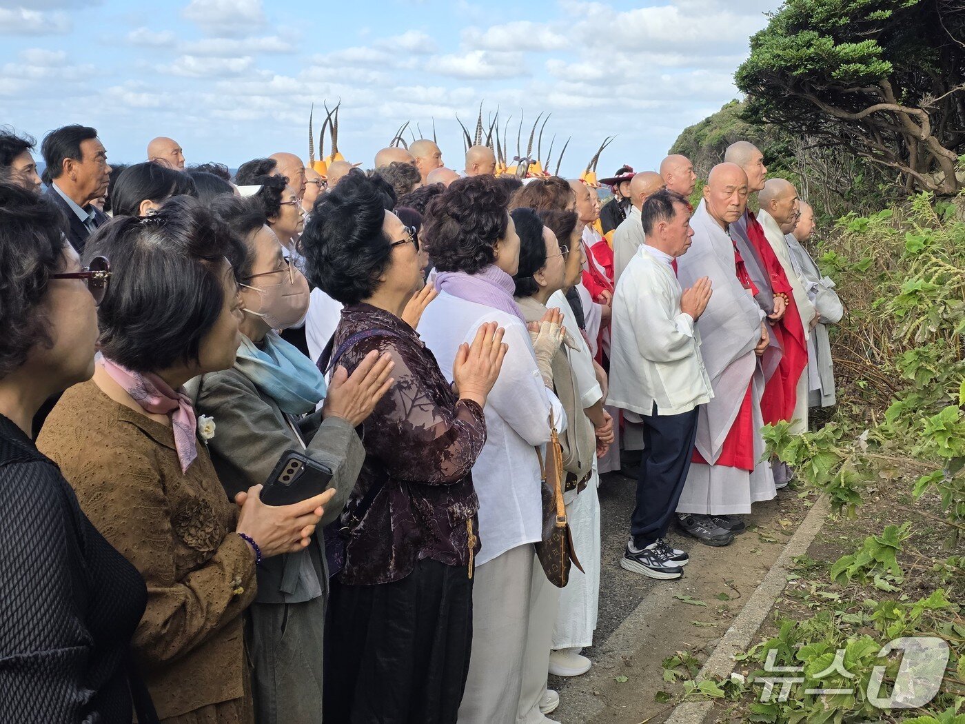본문 이미지 - 지난 10일 대마도 황룡사 법회에 참가한 신도들이 제주 4·3 위령재 등 영령을 기리고 있다.(황룡사 제공. 재판매 및 DB금지)