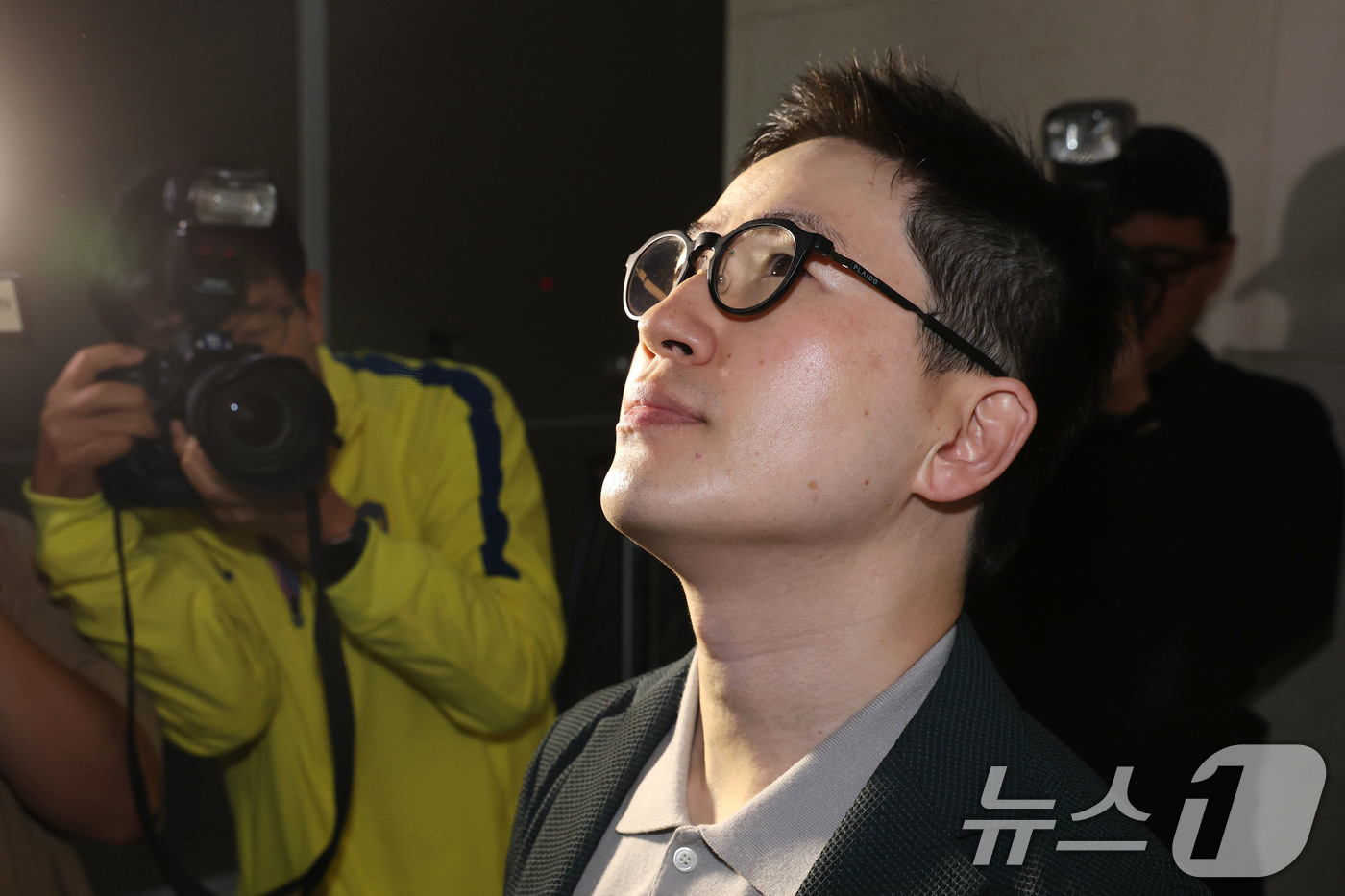 (서울=뉴스1) 이광호 기자 = 이원모 전 대통령실 인사비서관이 12일 오전 서울 서초구 이명현 순직해병 특별검사팀 사무실에 피의자 신분으로 출석하고 있다. 2025.10.12/뉴 …