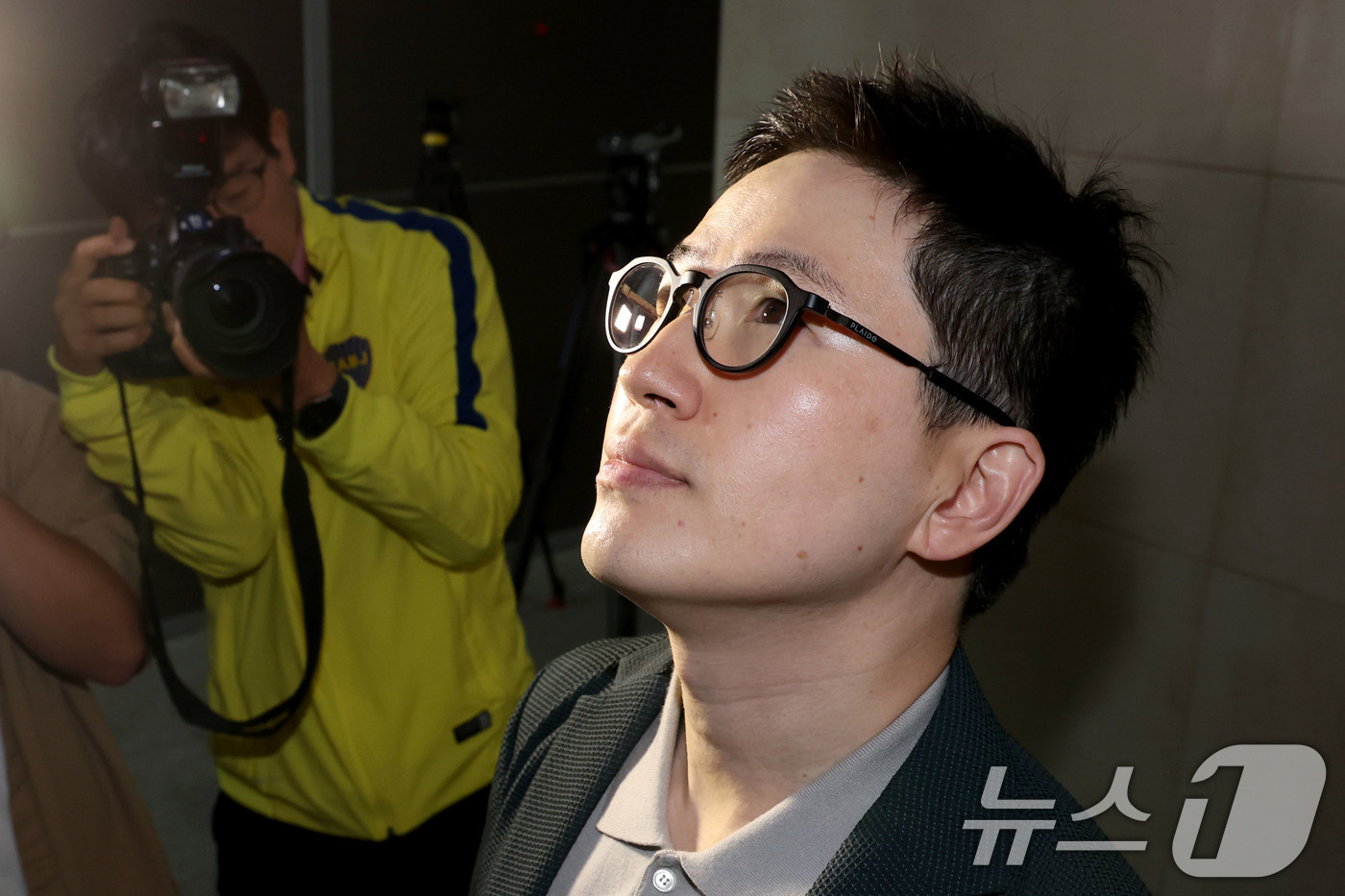 (서울=뉴스1) 이광호 기자 = 이원모 전 대통령실 인사비서관이 12일 오전 서울 서초구 이명현 순직해병 특별검사팀 사무실에 피의자 신분으로 출석하고 있다. 2025.10.12/뉴 …