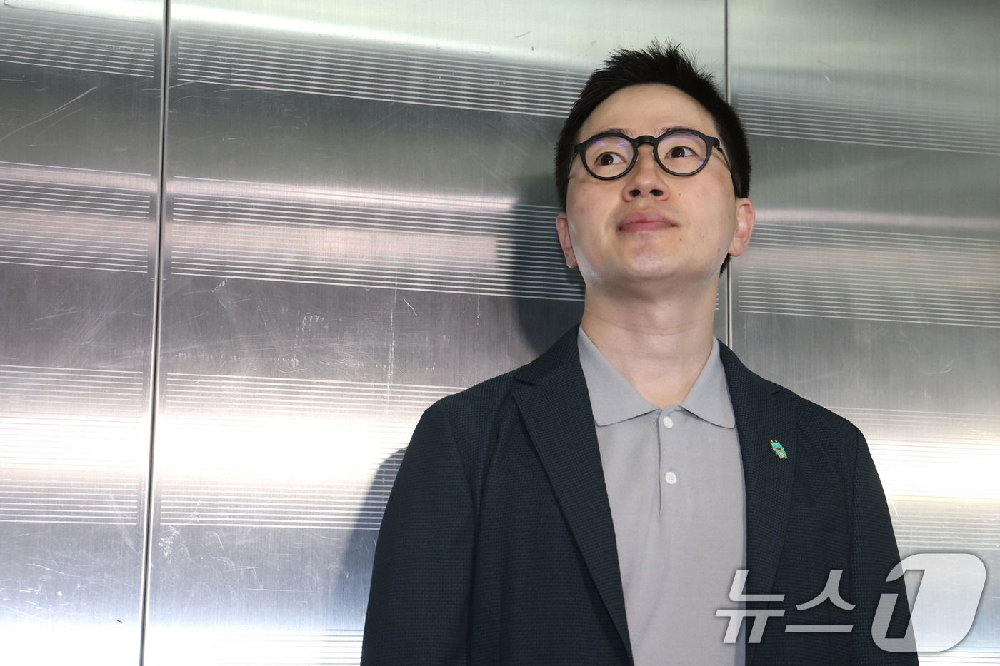 (서울=뉴스1) 이광호 기자 = 이원모 전 대통령실 인사비서관이 12일 오전 서울 서초구 이명현 순직해병 특별검사팀 사무실에 피의자 신분으로 출석하고 있다. 2025.10.12/뉴 …