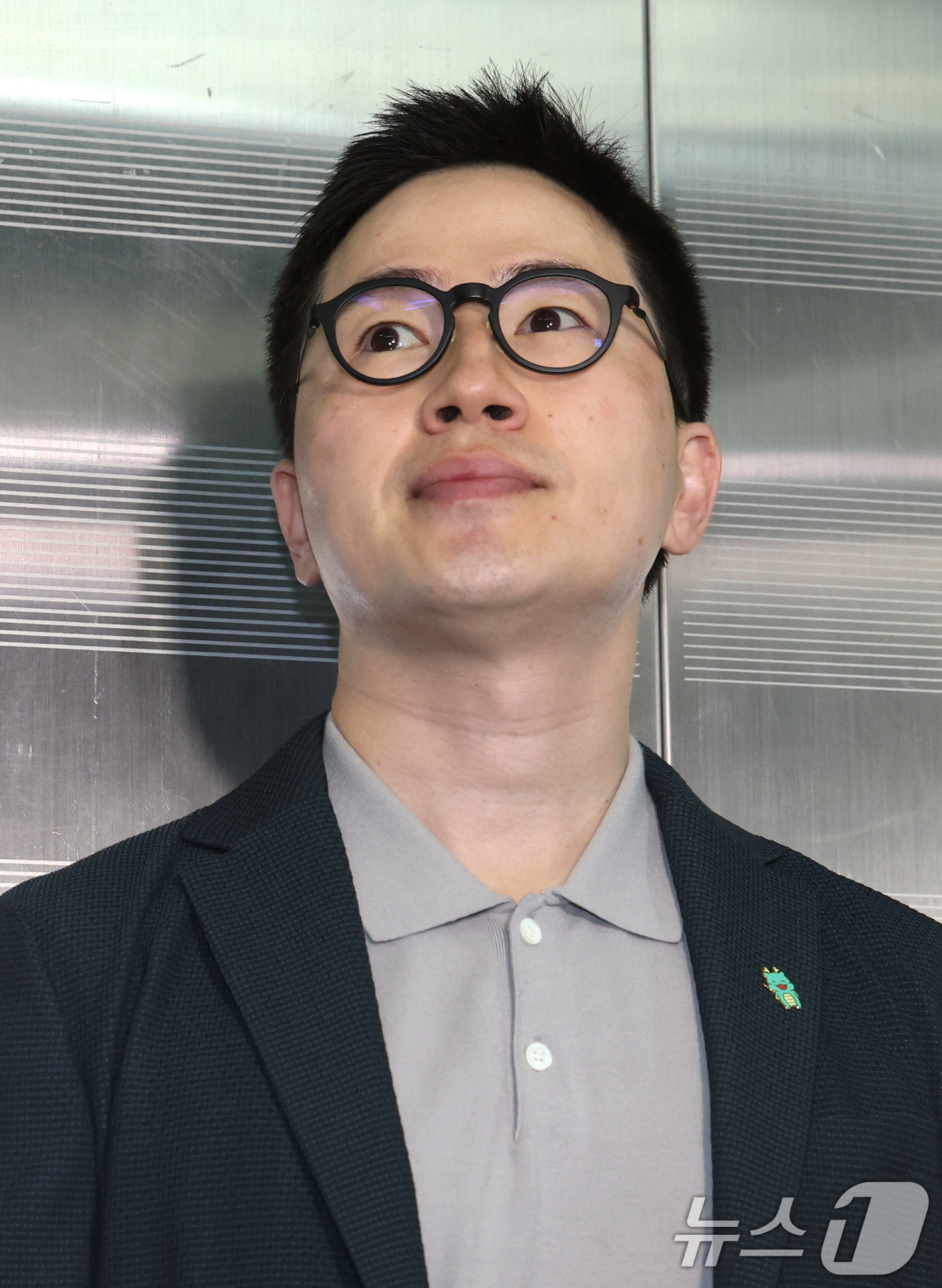 (서울=뉴스1) 이광호 기자 = 이원모 전 대통령실 인사비서관이 12일 오전 서울 서초구 이명현 순직해병 특별검사팀 사무실에 피의자 신분으로 출석하고 있다. 2025.10.12/뉴 …