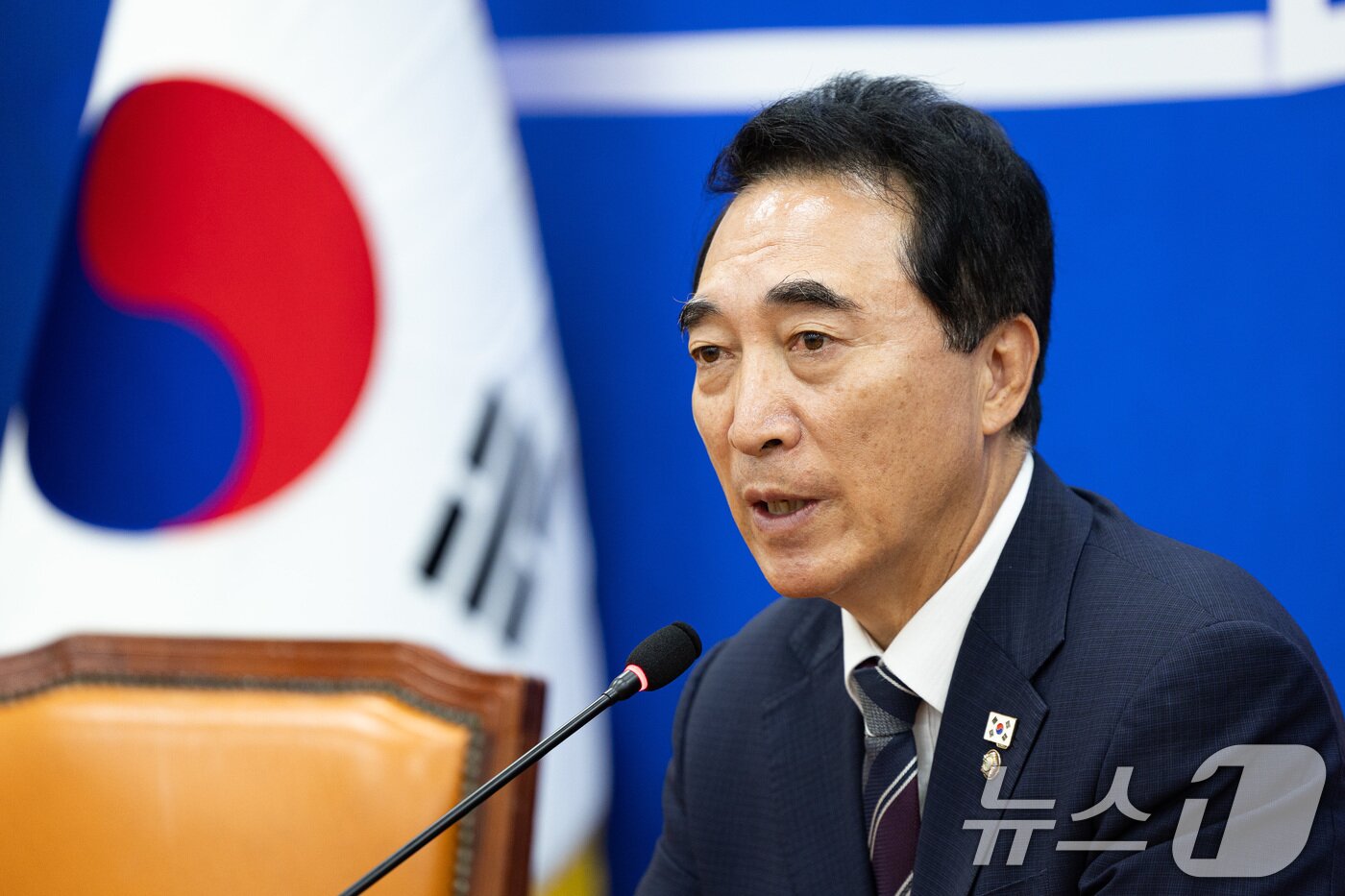 본문 이미지 - 박수현 더불어민주당 수석대변인이 12일 서울 여의도 국회에서 열린 현안 관련 기자간담회에서 취재진 질문에 답하고 있다. 2025.10.12/뉴스1 ⓒ News1 유승관 기자