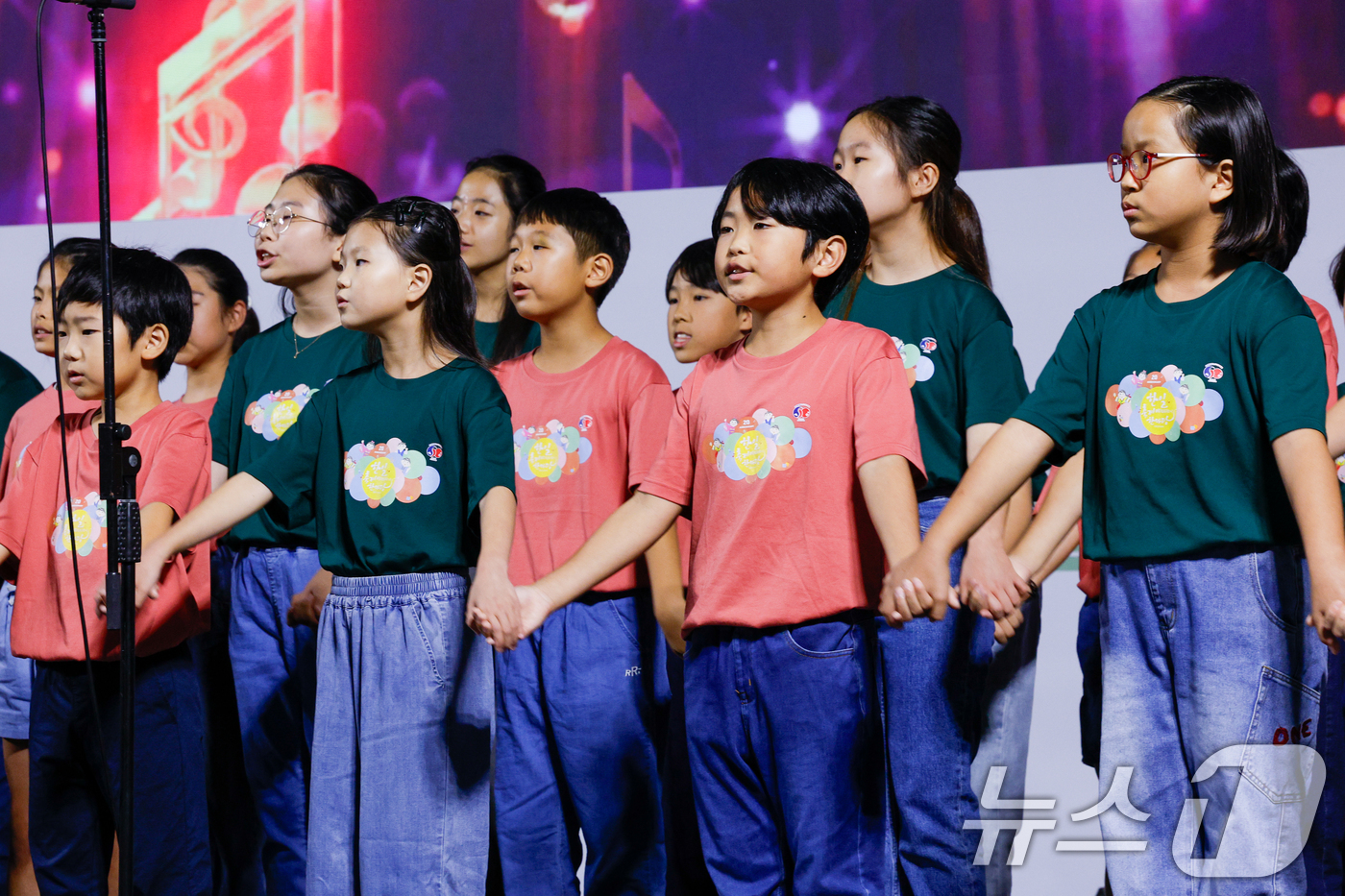 (서울=뉴스1) 안은나 기자 = 동대문구립소년소녀합창단과 서울일본인학교 학생들로 구성된 한일소년소녀합창단이 12일 서울 강남구 코엑스에서 한일국교정상화 40주년을 맞아 열린 한일축 …