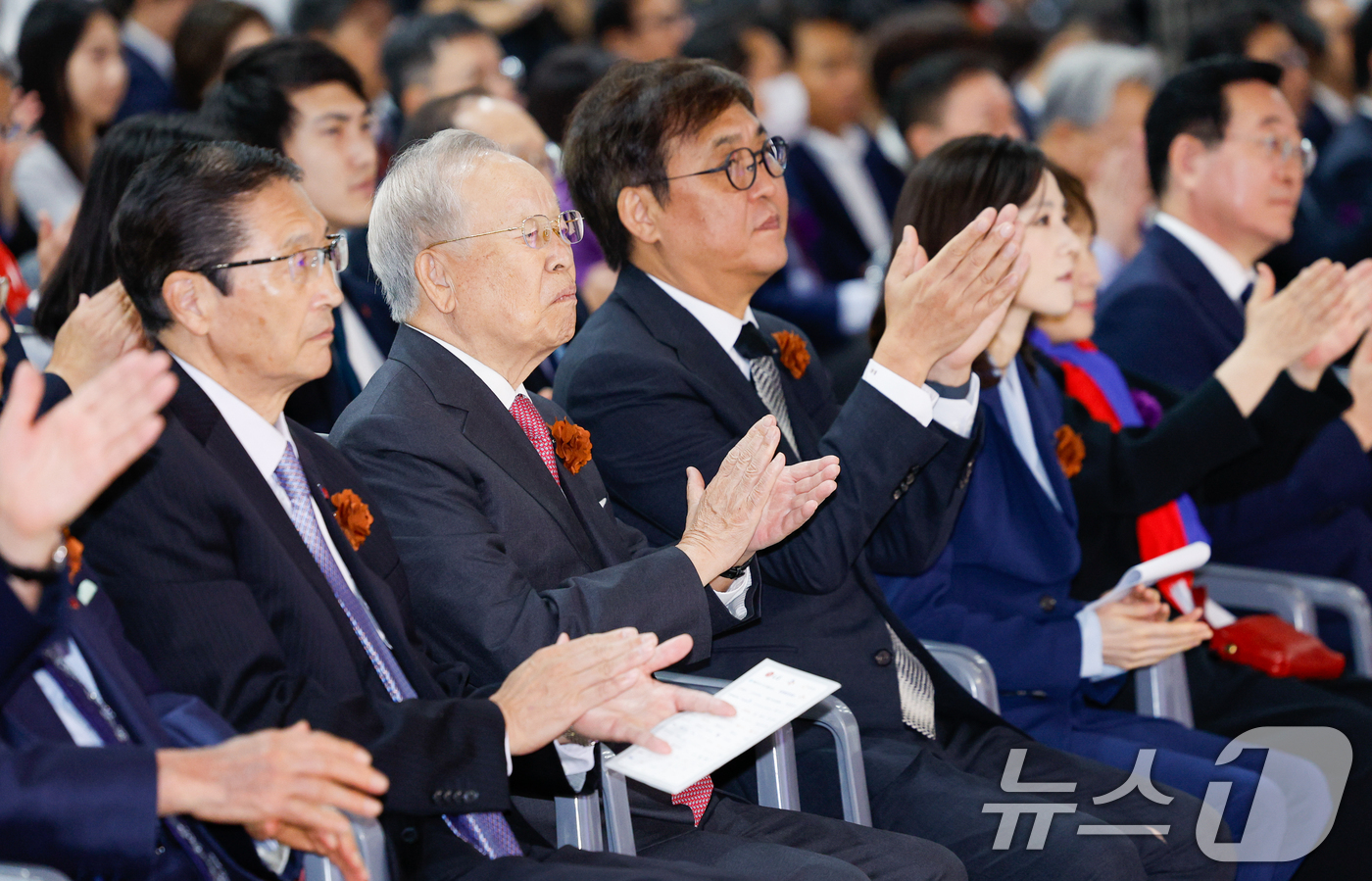 (서울=뉴스1) 안은나 기자 = 고지 아키요시, 손경식 한일축제한마당 실행위원장과 최휘영 문화체육관광부 장관이 12일 서울 강남구 코엑스에서 한일국교정상화 40주년을 맞아 열린 한 …
