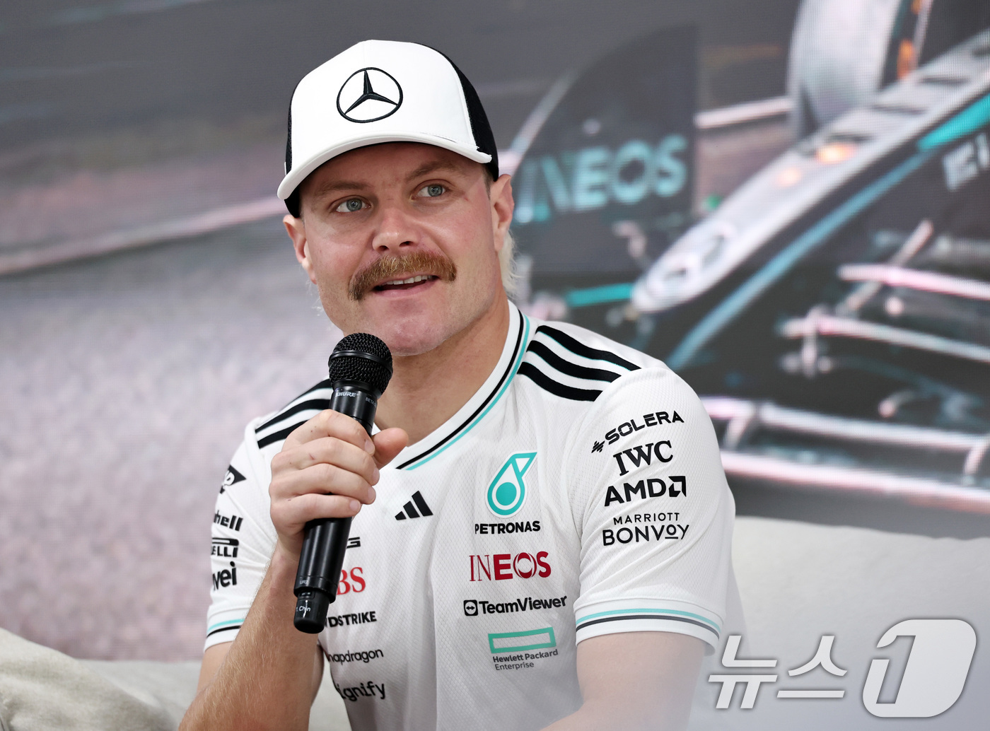 (용인=뉴스1) 구윤성 기자 = 메르세데스-AMG 페트로나스 소속 F1드라이버 발테리 보타스가 12일 오후 경기 용인에버랜드 스피드웨이에서 열린 ‘피치스 런 유니버스 2025‘ 프 …