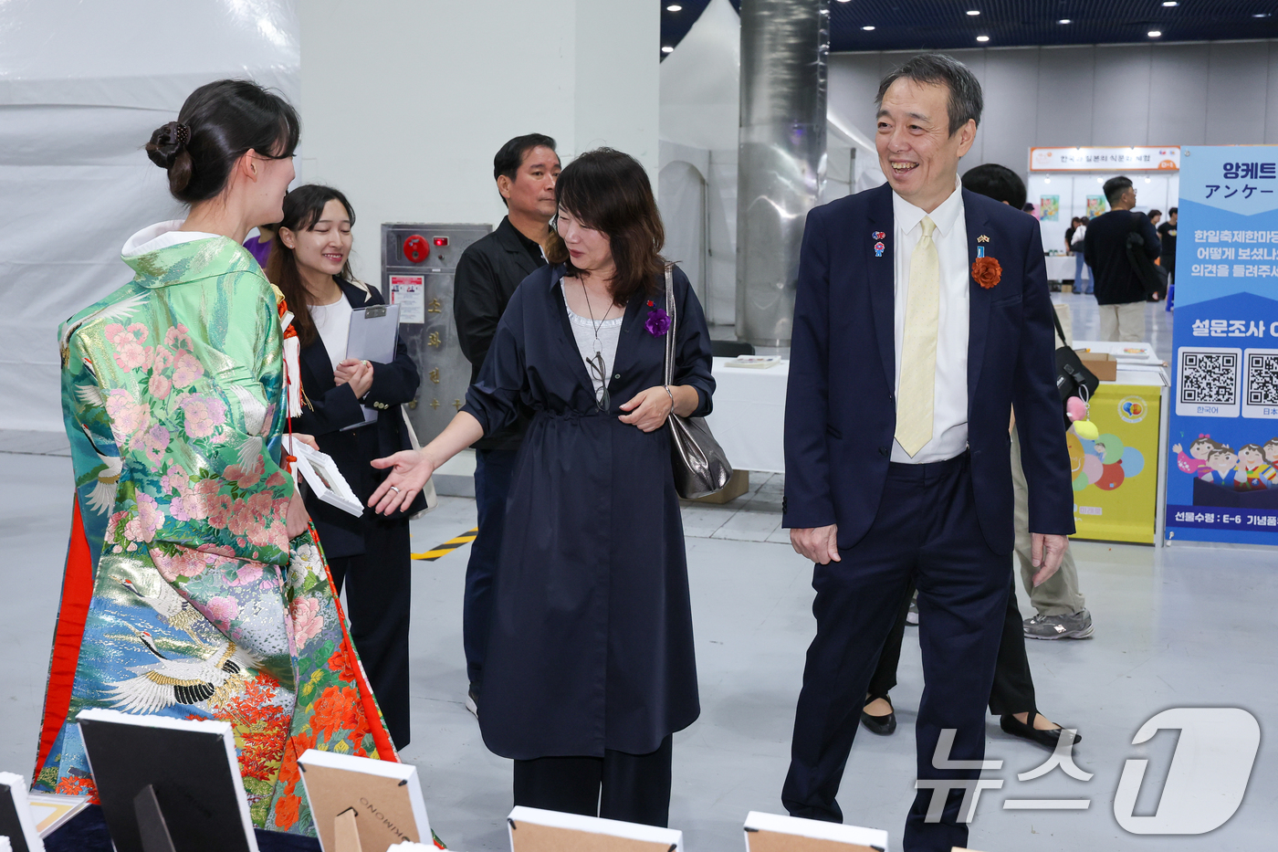 (서울=뉴스1) 안은나 기자 = 미즈시마 고이치 주한일본대사가 12일 서울 강남구 코엑스에서 한일국교정상화 40주년을 맞아 열린 한일축제한마당 2025 in Seoul 야마다야 부 …