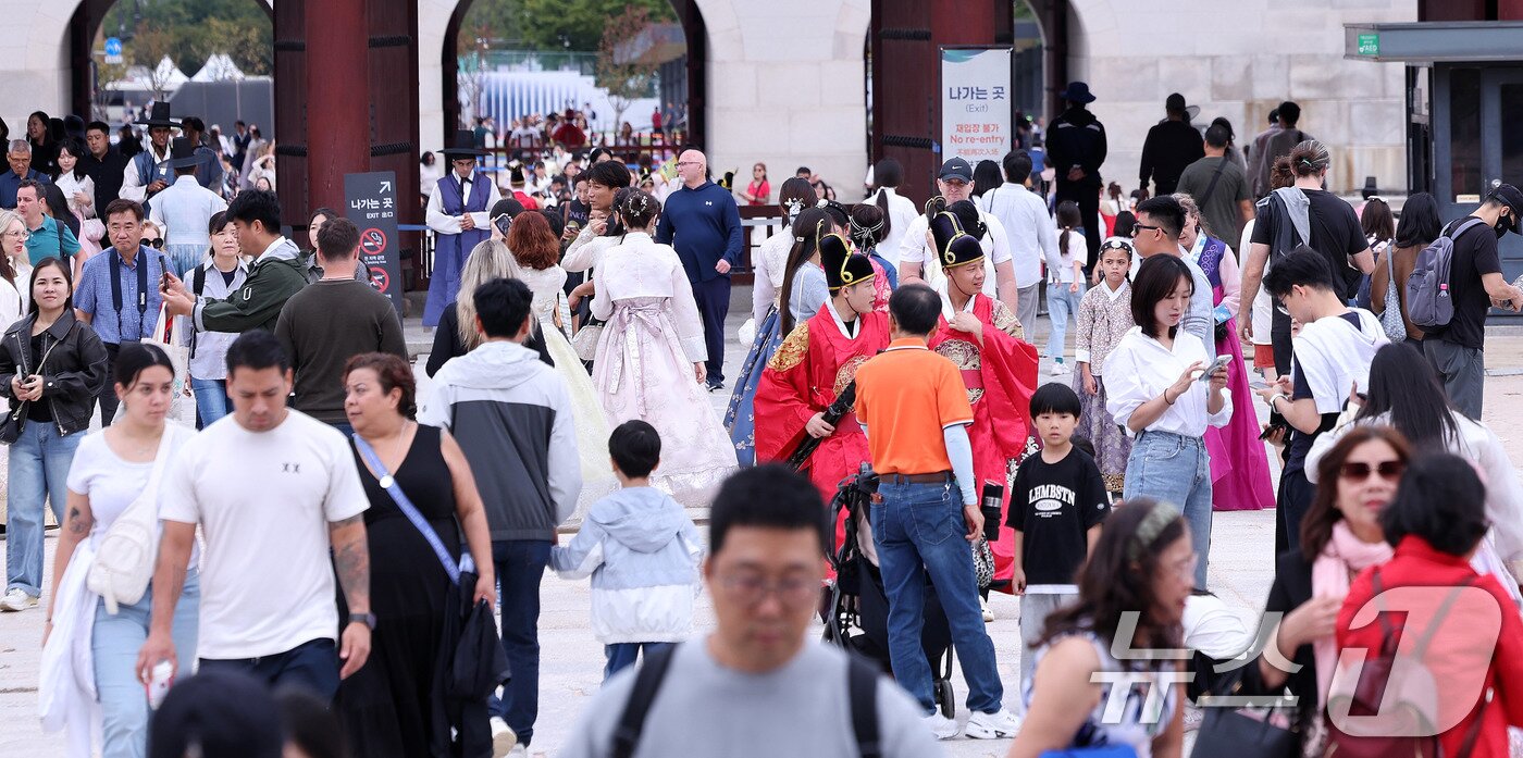 본문 이미지 - 길었던 징검다리 연휴 마지막날인 12일 서울 경복궁이 시민들과 외국인관광객들로 북적이고 있다. 2025.10.12/뉴스1 ⓒ News1 박지혜 기자