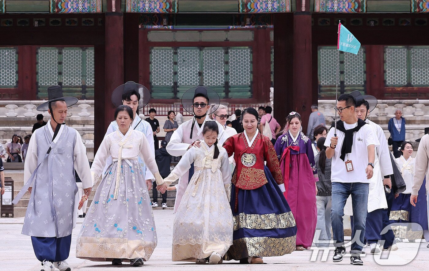 본문 이미지 - 길었던 징검다리 연휴 마지막날인 12일 서울 경복궁이 시민들과 외국인관광객들로 북적이고 있다. 2025.10.12/뉴스1 ⓒ News1 박지혜 기자