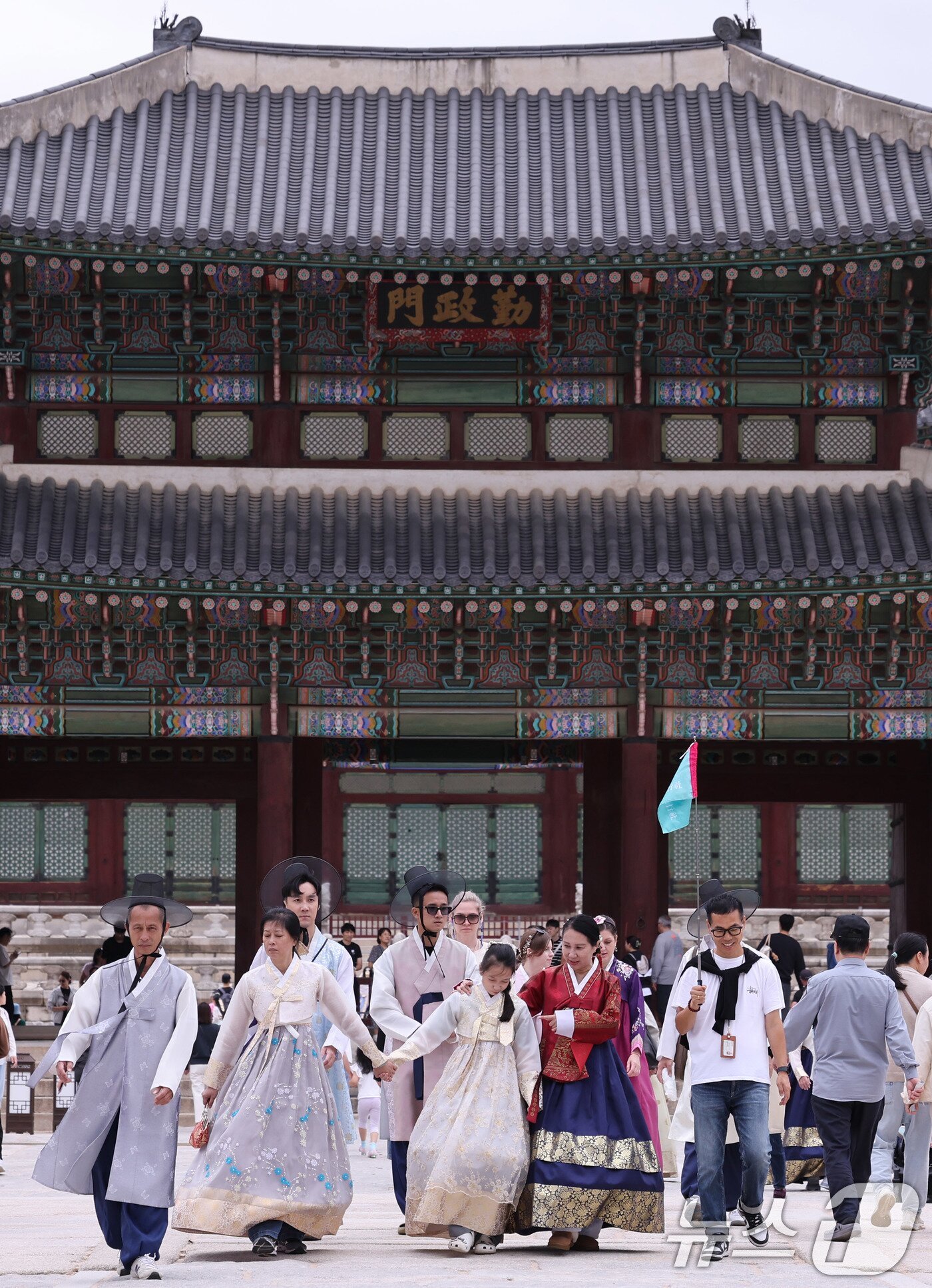 본문 이미지 - 길었던 징검다리 연휴 마지막날인 12일 서울 경복궁이 시민들과 외국인관광객들로 북적이고 있다. 2025.10.12/뉴스1 ⓒ News1 박지혜 기자