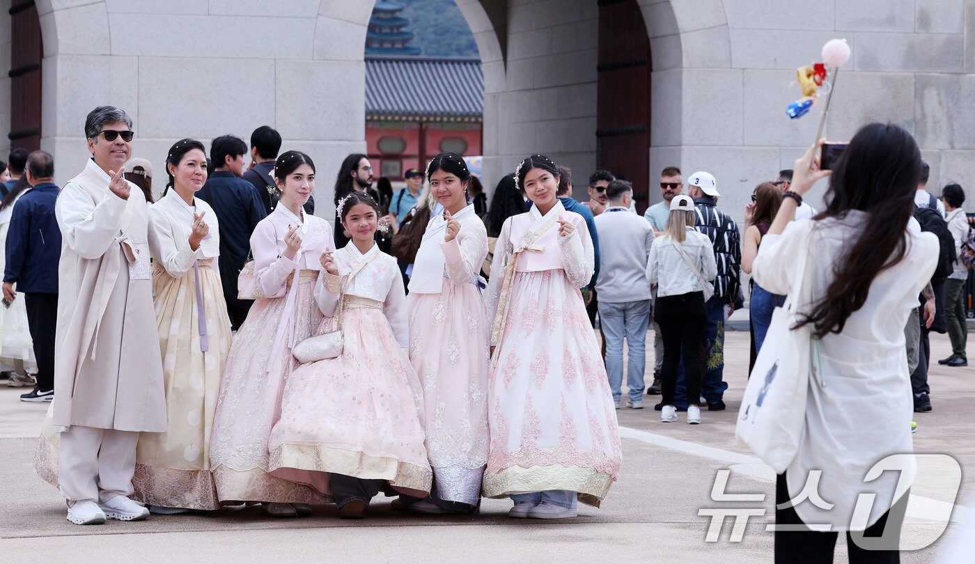 본문 이미지 - 길었던 징검다리 연휴 마지막날인 12일 서울 경복궁이 시민들과 외국인관광객들로 북적이고 있다. 2025.10.12/뉴스1 ⓒ News1 박지혜 기자