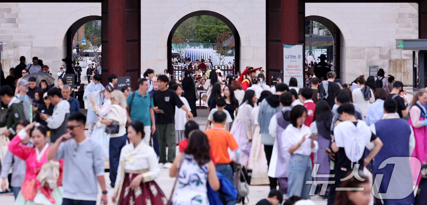 (서울=뉴스1) 박지혜 기자 = 길었던 징검다리 연휴 마지막날인 12일 서울 경복궁이 시민들과 외국인관광객들로 북적이고 있다. 2025.10.12/뉴스1