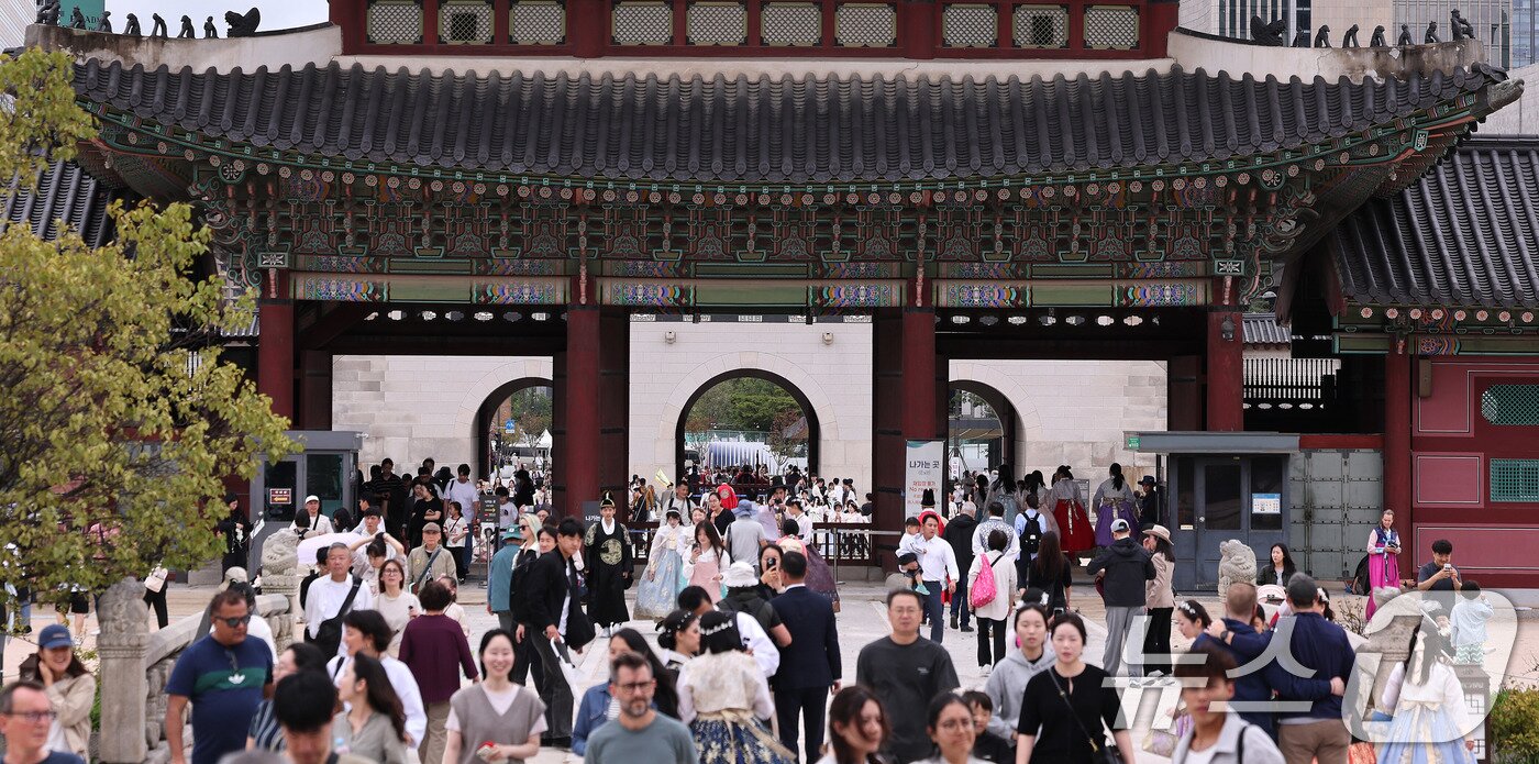 본문 이미지 - 길었던 징검다리 연휴 마지막날인 12일 서울 경복궁이 시민들과 외국인관광객들로 북적이고 있다. 2025.10.12/뉴스1 ⓒ News1 박지혜 기자