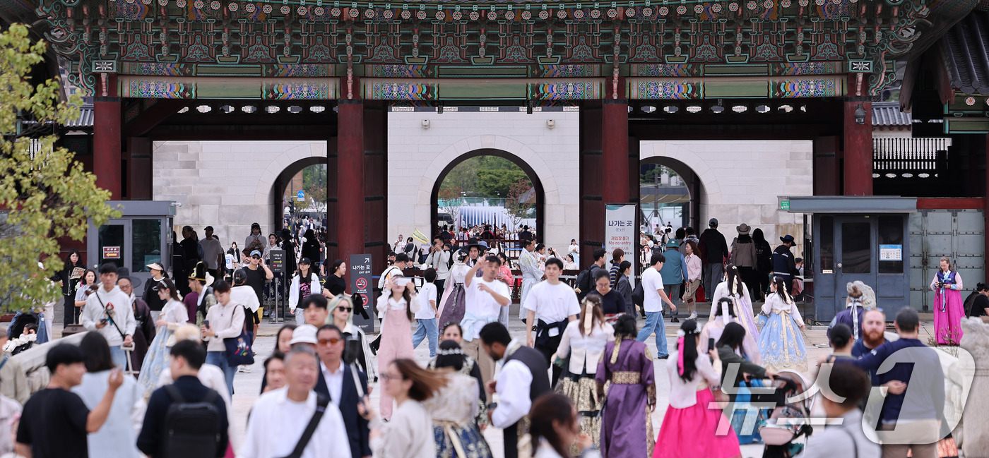 (서울=뉴스1) 박지혜 기자 = 길었던 징검다리 연휴 마지막날인 12일 서울 경복궁이 시민들과 외국인관광객들로 북적이고 있다. 2025.10.12/뉴스1