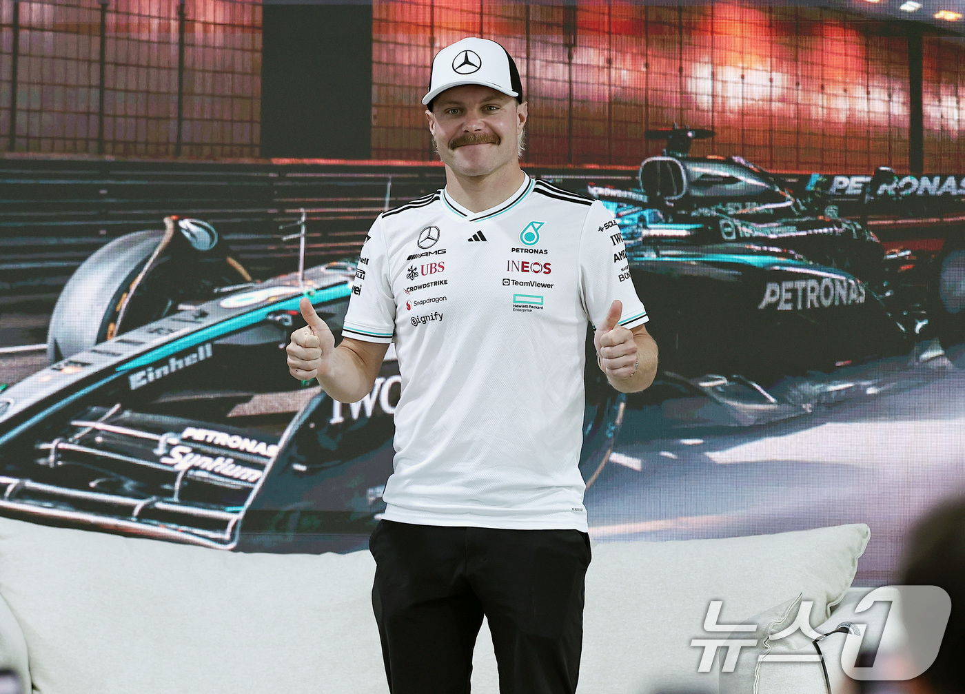 (용인=뉴스1) 구윤성 기자 = 메르세데스-AMG 페트로나스 소속 F1드라이버 발테리 보타스가 12일 오후 경기 용인에버랜드 스피드웨이에서 열린 ‘피치스 런 유니버스 2025‘ 프 …