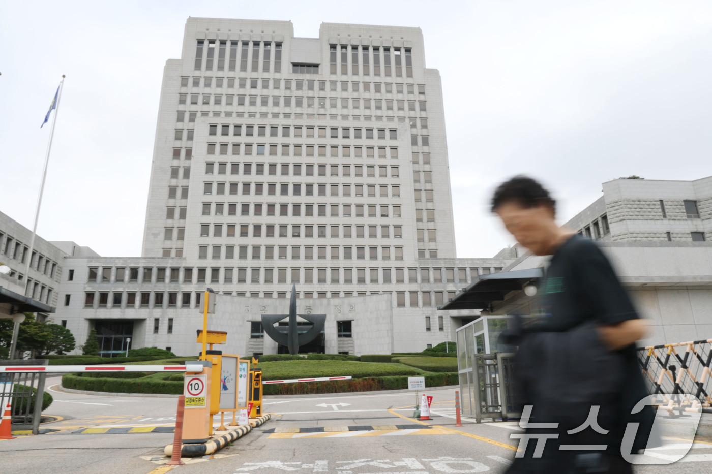 (서울=뉴스1) 이광호 기자 = 국회 법제사법위원회의 대법원 국정감사를 하루 앞둔 12일 서울 서초동 대법원 앞을 시민이 지나가고 있다.더불어민주당은 조희대 대법원장을 국정감사 증 …