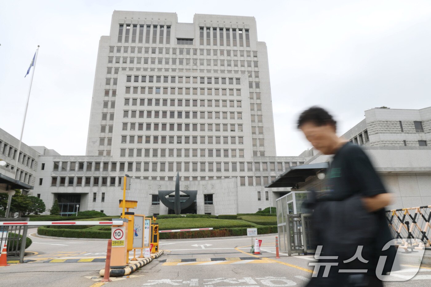본문 이미지 - 국회 법제사법위원회의 대법원 국정감사를 하루 앞둔 12일 서울 서초동 대법원 앞을 시민이 지나가고 있다. 2025.10.12/뉴스1 ⓒ News1 이광호 기자