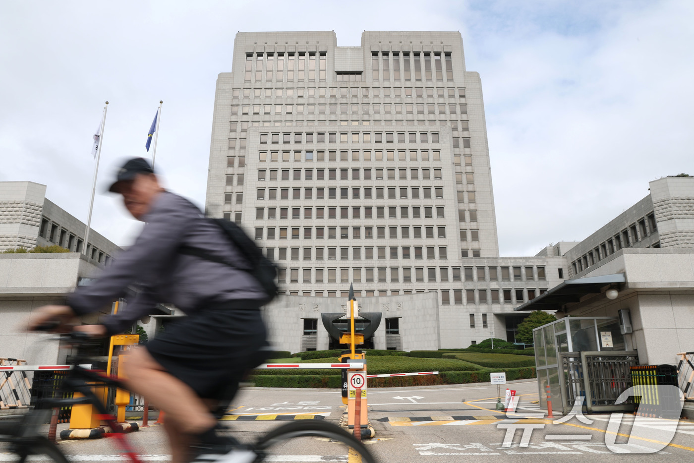 (서울=뉴스1) 이광호 기자 = 국회 법제사법위원회의 대법원 국정감사를 하루 앞둔 12일 서울 서초동 대법원 앞을 시민이 지나가고 있다.더불어민주당은 조희대 대법원장을 국정감사 증 …