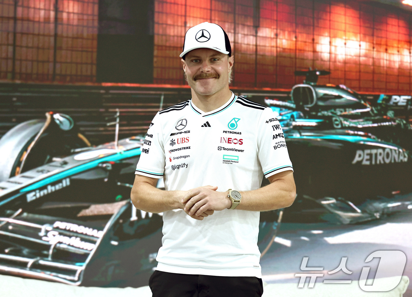 (용인=뉴스1) 구윤성 기자 = 메르세데스-AMG 페트로나스 소속 F1드라이버 발테리 보타스가 12일 오후 경기 용인에버랜드 스피드웨이에서 열린 ‘피치스 런 유니버스 2025‘ 프 …