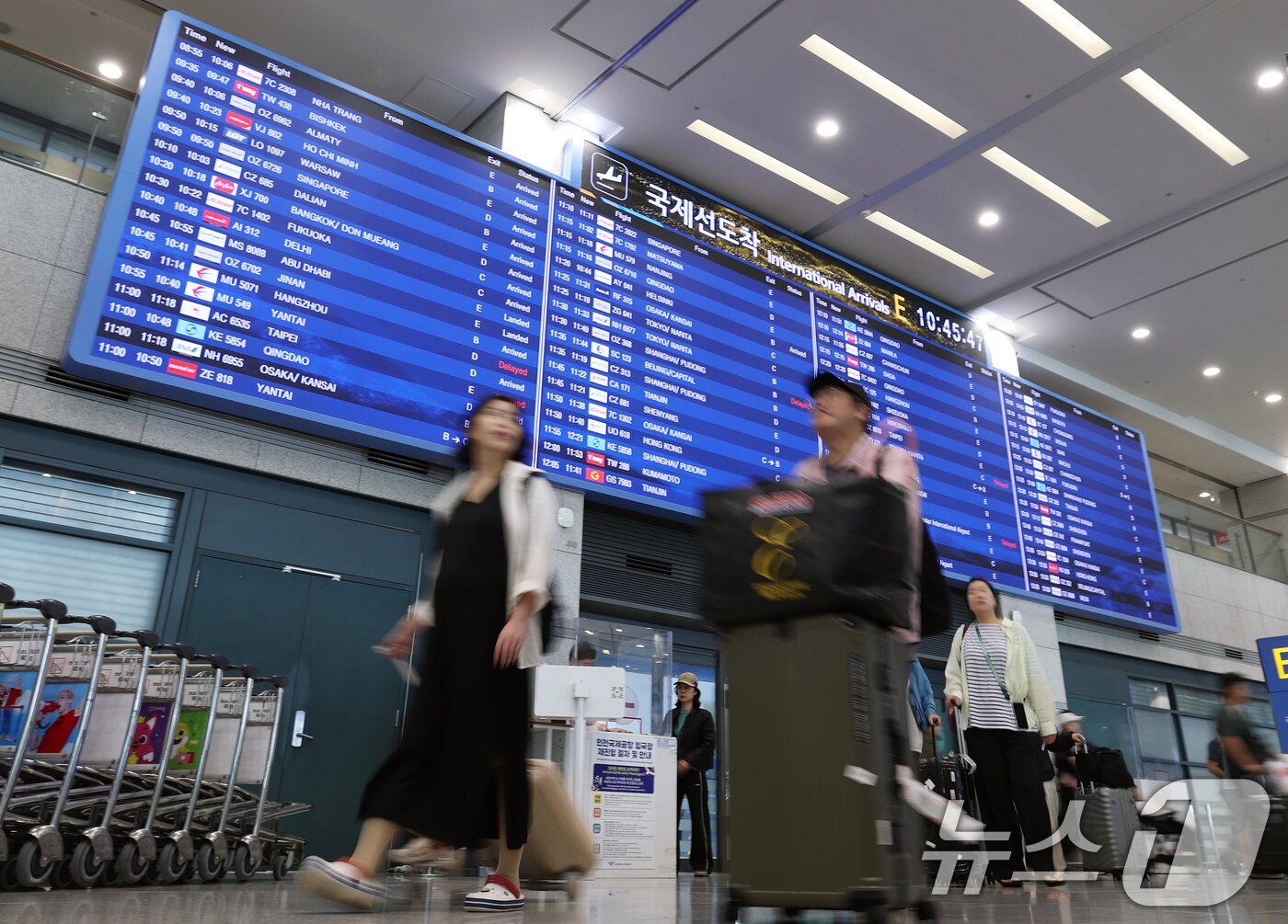 본문 이미지 - 추석 황금연휴를 해외에서 보내고 돌아온 여행객들이 12일 인천국제공항 1터미널로 귀국하고 있다.  2025.10.12/뉴스1 ⓒ News1 오대일 기자