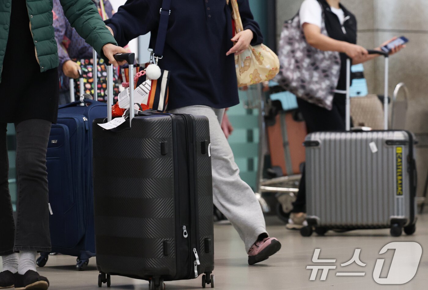 본문 이미지 - 추석 황금연휴를 해외에서 보내고 돌아온 여행객들이 12일 인천국제공항 1터미널로 귀국하고 있다. 2025.10.12/뉴스1 ⓒ News1 오대일 기자