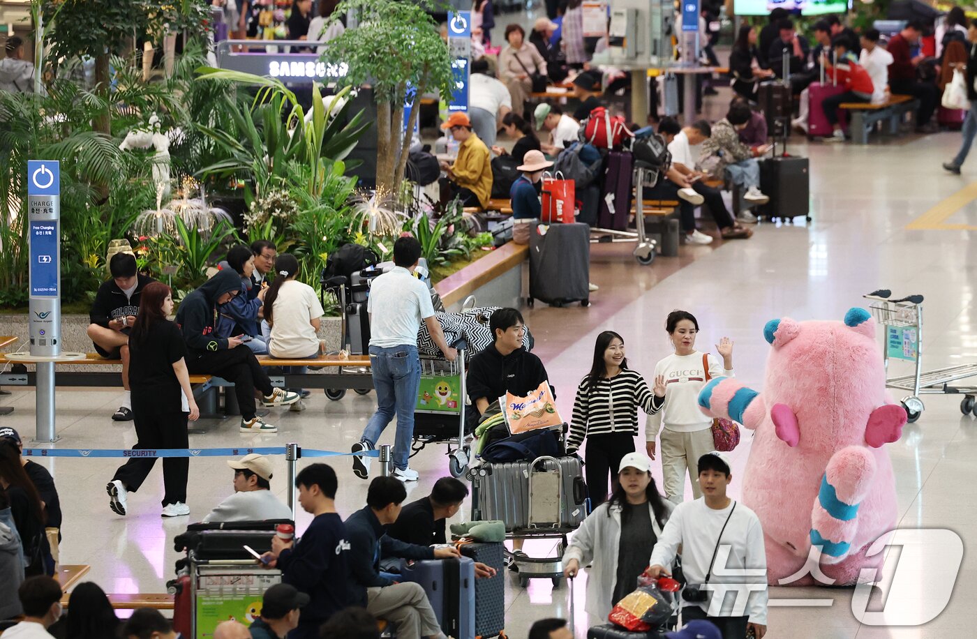 본문 이미지 - 추석 황금연휴를 해외에서 보내고 돌아온 여행객들이 12일 인천국제공항 1터미널로 귀국하고 있다. 2025.10.12/뉴스1 ⓒ News1 오대일 기자