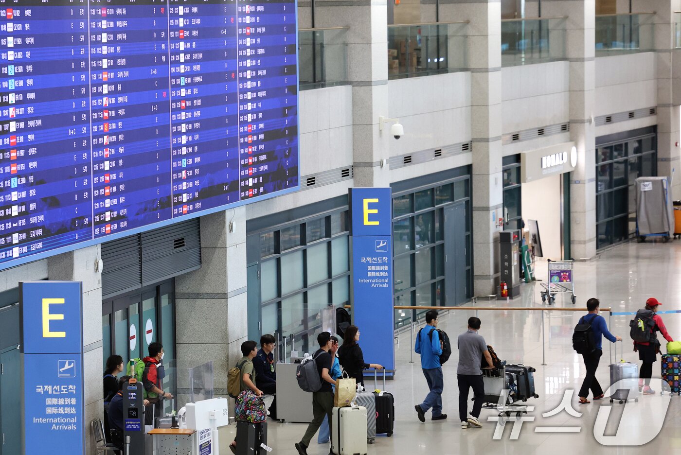 본문 이미지 - 추석 황금연휴를 해외에서 보내고 돌아온 여행객들이 12일 인천국제공항 1터미널로 귀국하고 있다. 2025.10.12/뉴스1 ⓒ News1 오대일 기자