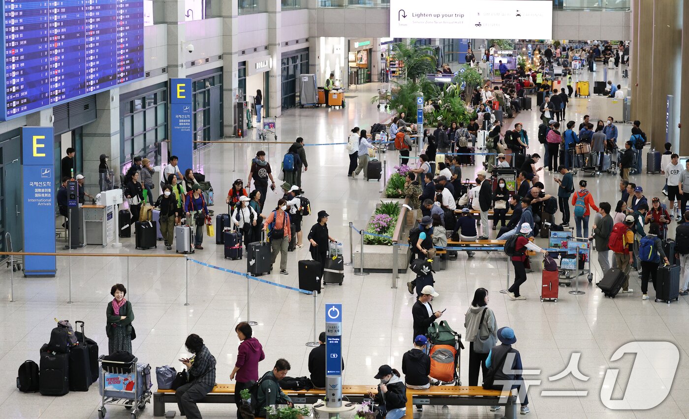 본문 이미지 - 추석 황금연휴를 해외에서 보내고 돌아온 여행객들이 12일 인천국제공항 1터미널로 입국하고 있다.  2025.10.12/뉴스1 ⓒ News1 오대일 기자