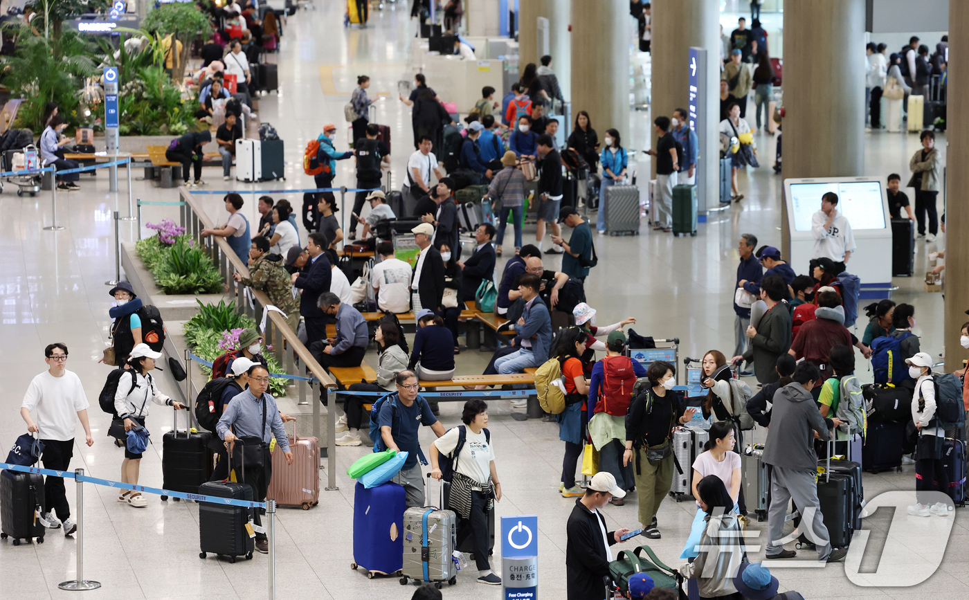 (인천공항=뉴스1) 오대일 기자 = 추석 황금연휴를 해외에서 보내고 돌아온 여행객들이 12일 인천국제공항 1터미널로 귀국하고 있다.12일 인천국제공항공사에 따르면 이번 추석 황금연 …
