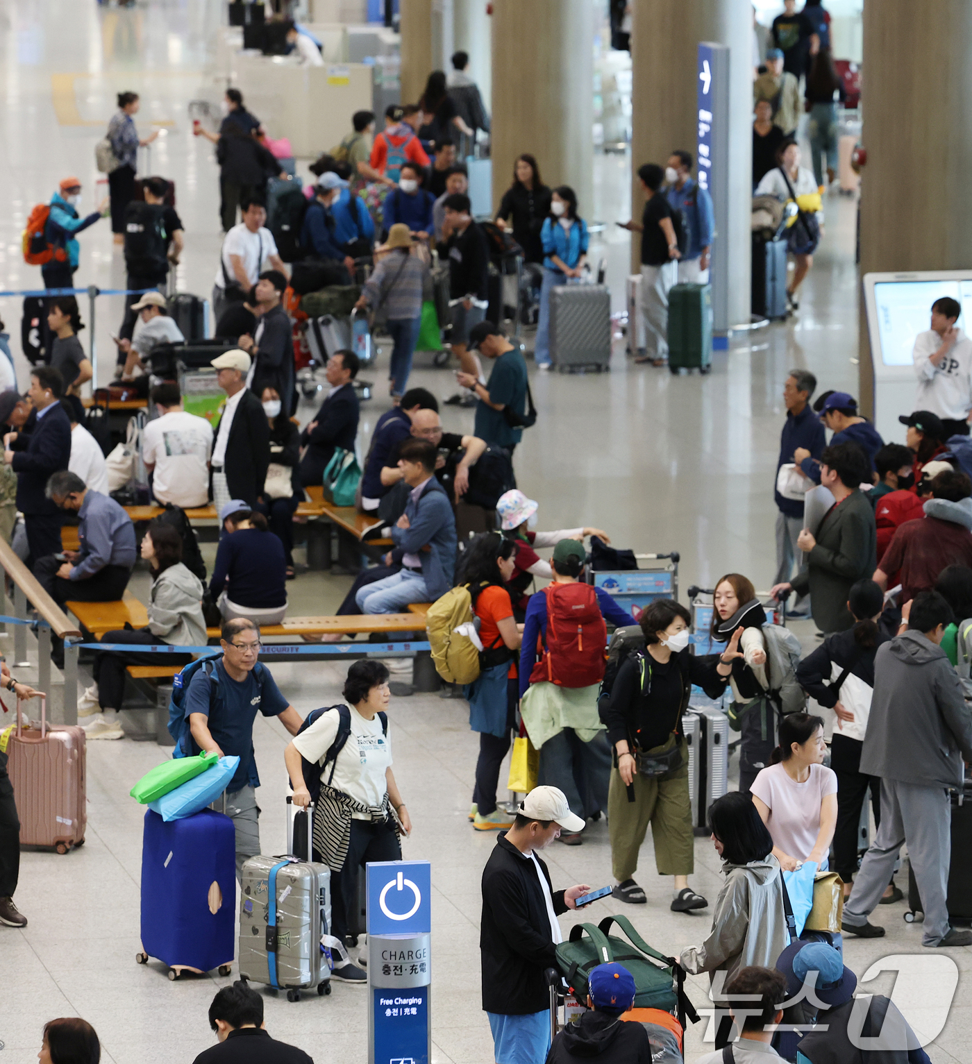 (인천공항=뉴스1) 오대일 기자 = 추석 황금연휴를 해외에서 보내고 돌아온 여행객들이 12일 인천국제공항 1터미널로 귀국하고 있다.12일 인천국제공항공사에 따르면 이번 추석 황금연 …