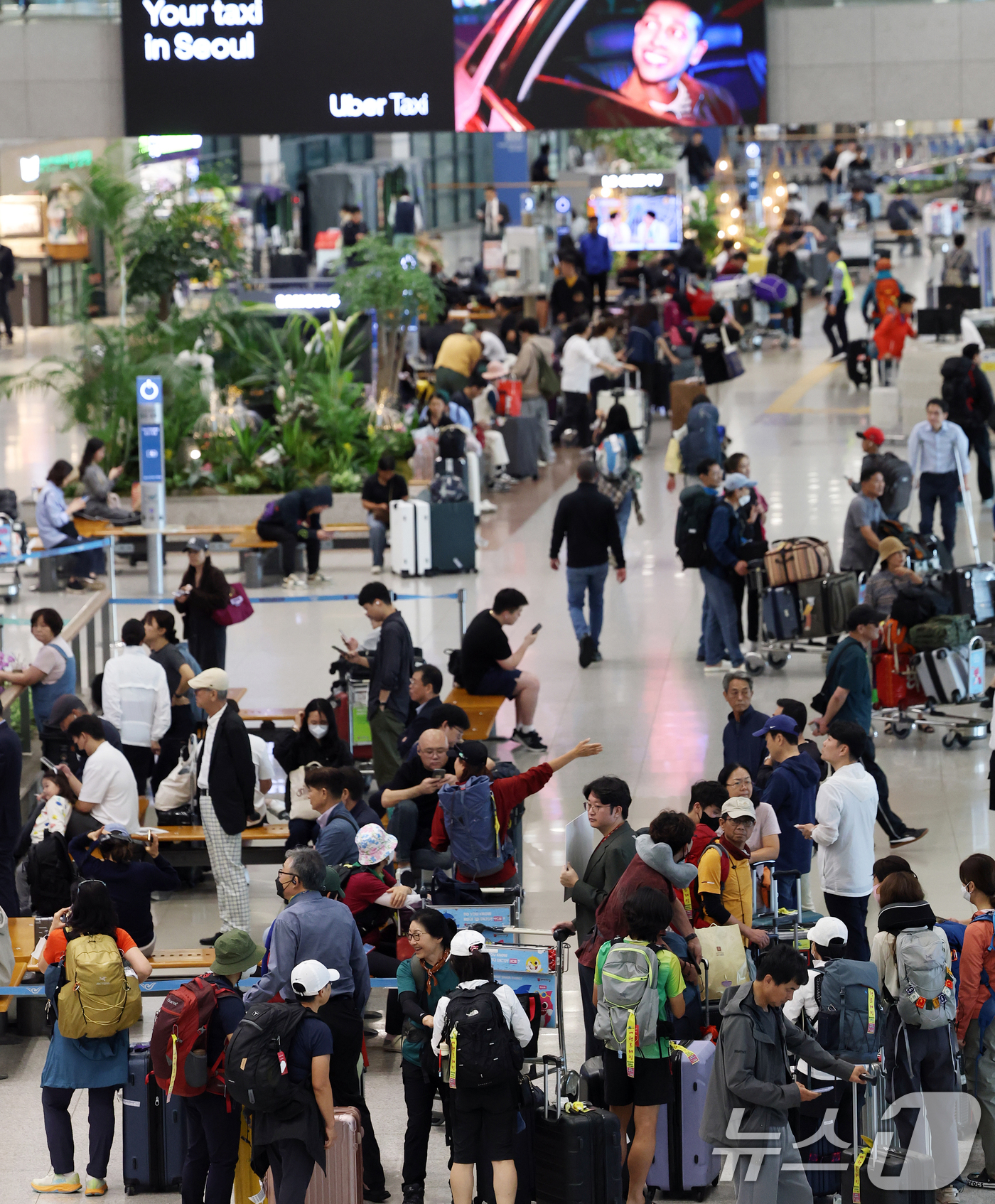 (인천공항=뉴스1) 오대일 기자 = 추석 황금연휴를 해외에서 보내고 돌아온 여행객들이 12일 인천국제공항 1터미널로 귀국하고 있다.12일 인천국제공항공사에 따르면 이번 추석 황금연 …