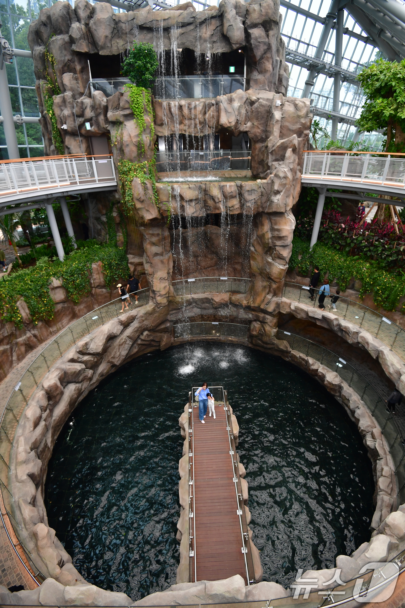 (포항=뉴스1) 최창호 기자 = 12일 경북 포항시 북구 환호공원 식물원에서 시민과 관광객들이 연휴 마지막 날을 보내고 있다. 2025.10.12/뉴스1