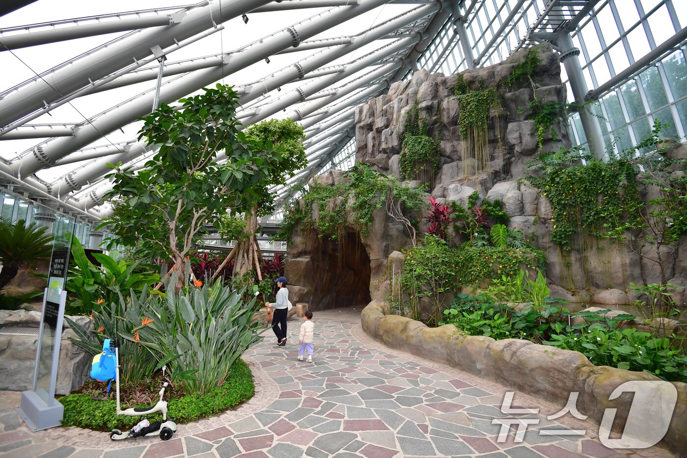 본문 이미지 - 지난 12일 경북 포항시 북구 환호공원 식물원에서 시민과 관광객들이 연휴 마지막 날을 보내고 있다. 2025.10.12/뉴스1 ⓒ News1 최창호 기자