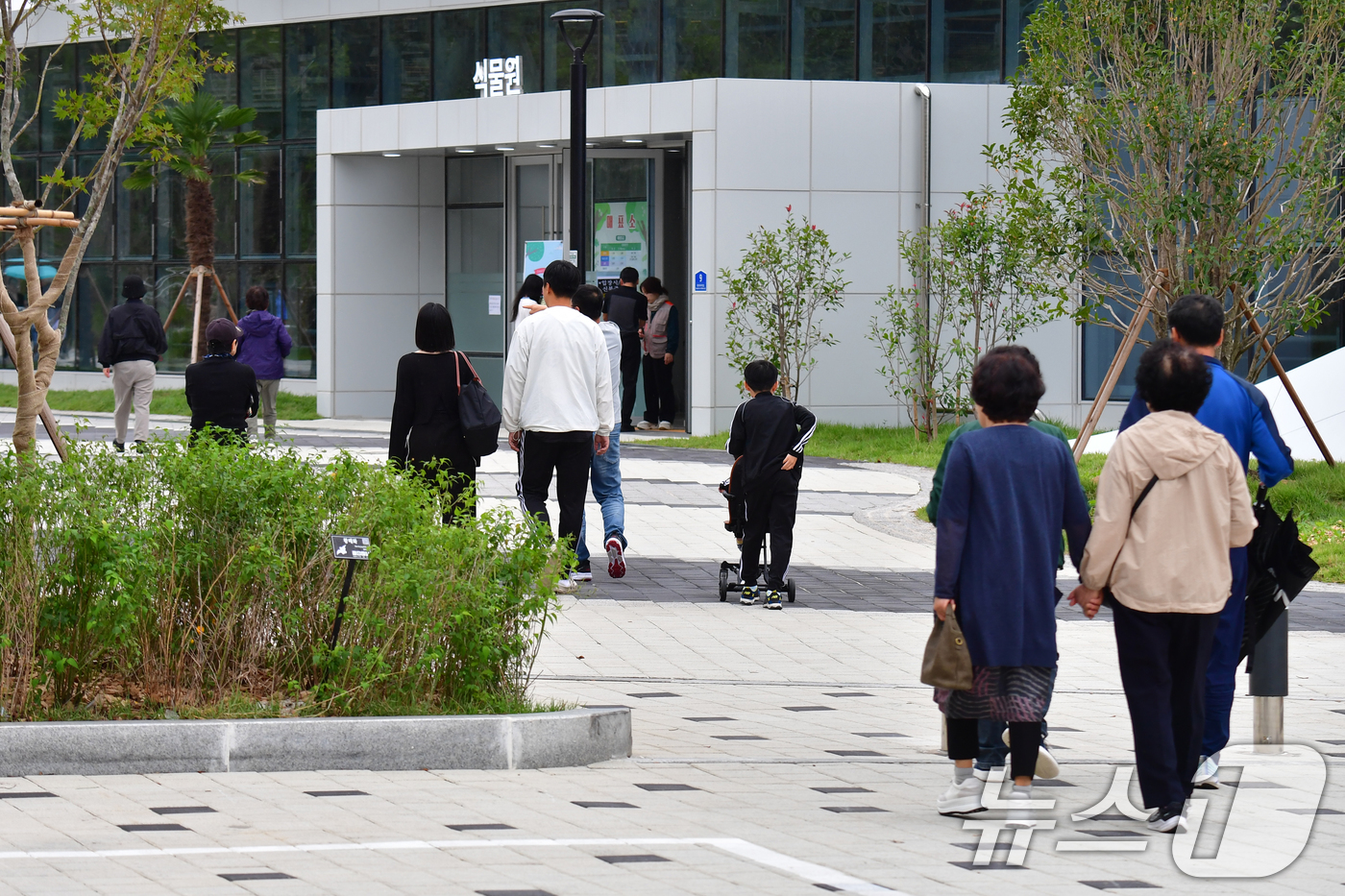 (포항=뉴스1) 최창호 기자 = 12일 경북 포항시 북구 환호공원 식물원에서 시민과 관광객들이 연휴 마지막 날을 보내고 있다. 2025.10.12/뉴스1