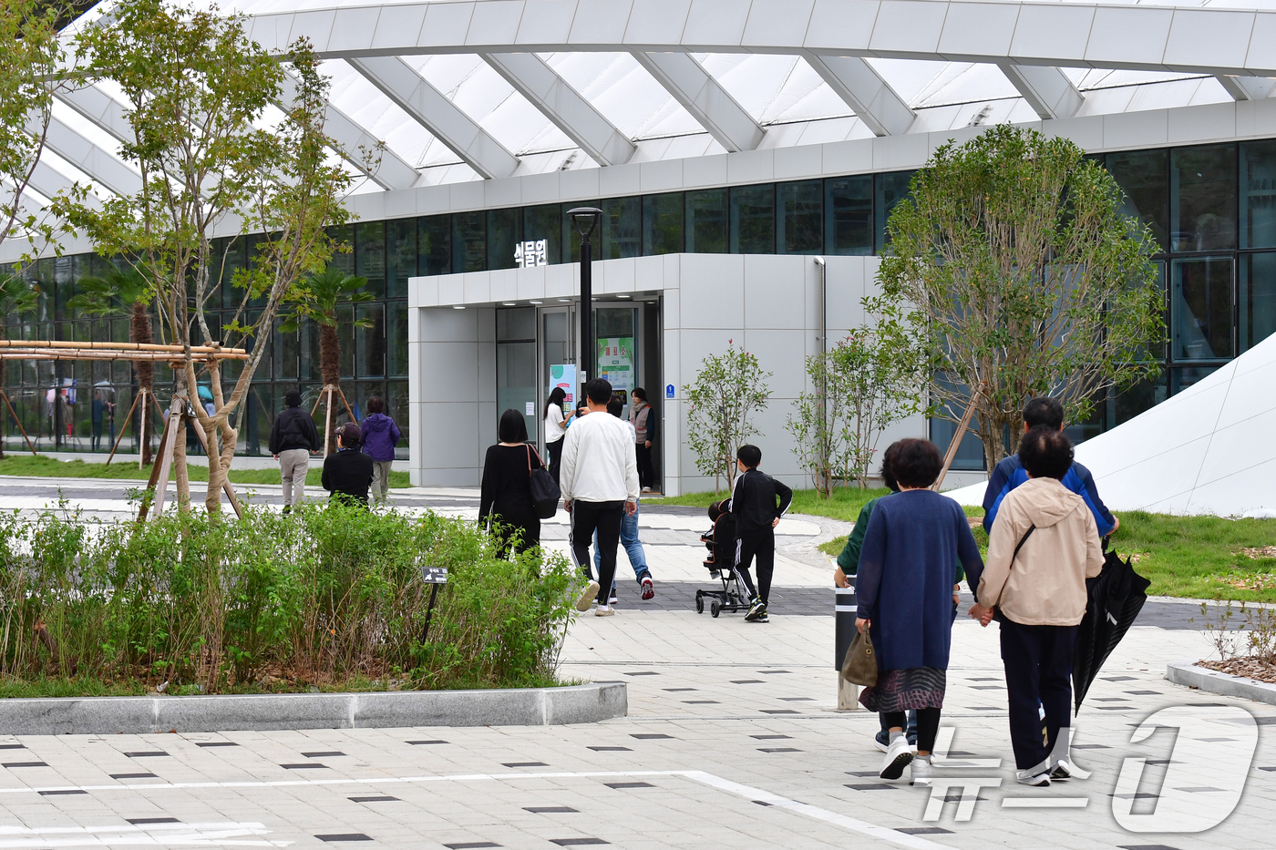 (포항=뉴스1) 최창호 기자 = 12일 경북 포항시 북구 환호공원 식물원에서 시민과 관광객들이 연휴 마지막 날을 보내고 있다. 2025.10.12/뉴스1