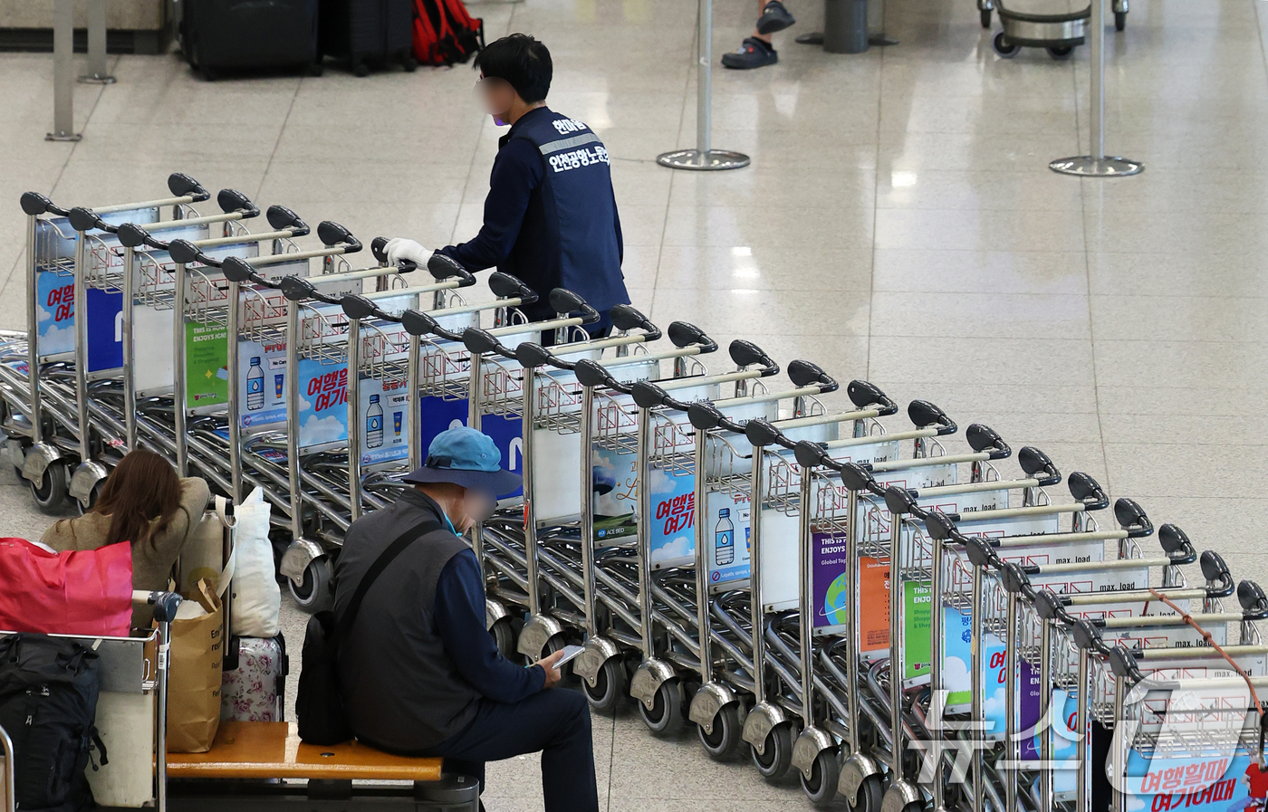 (인천공항=뉴스1) 오대일 기자 = 열흘 간의 파업을 마치고 업무 현장에 복귀한 인천국제공항 노동자가 12일 인천국제공항 1터미널 입국장에서 카트를 정리하고 있다.근로조건 개선을 …